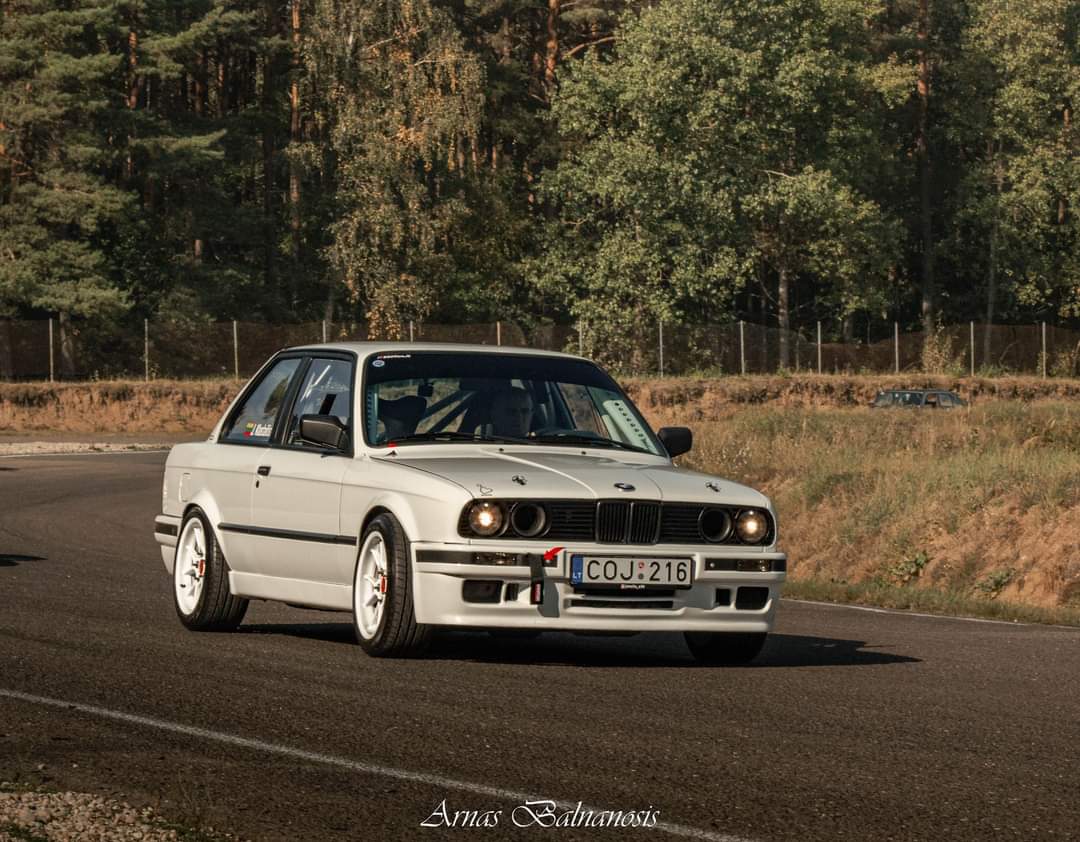 BMW E30 330i