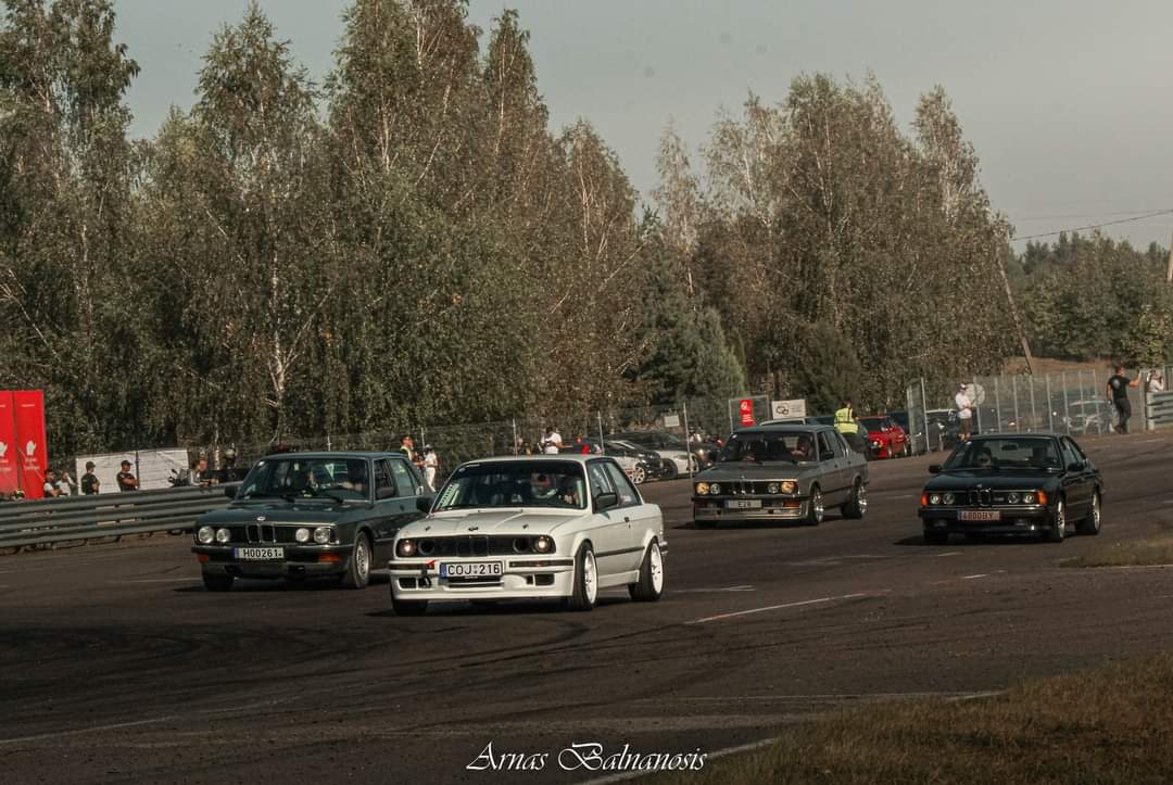 BMW E30 330i
