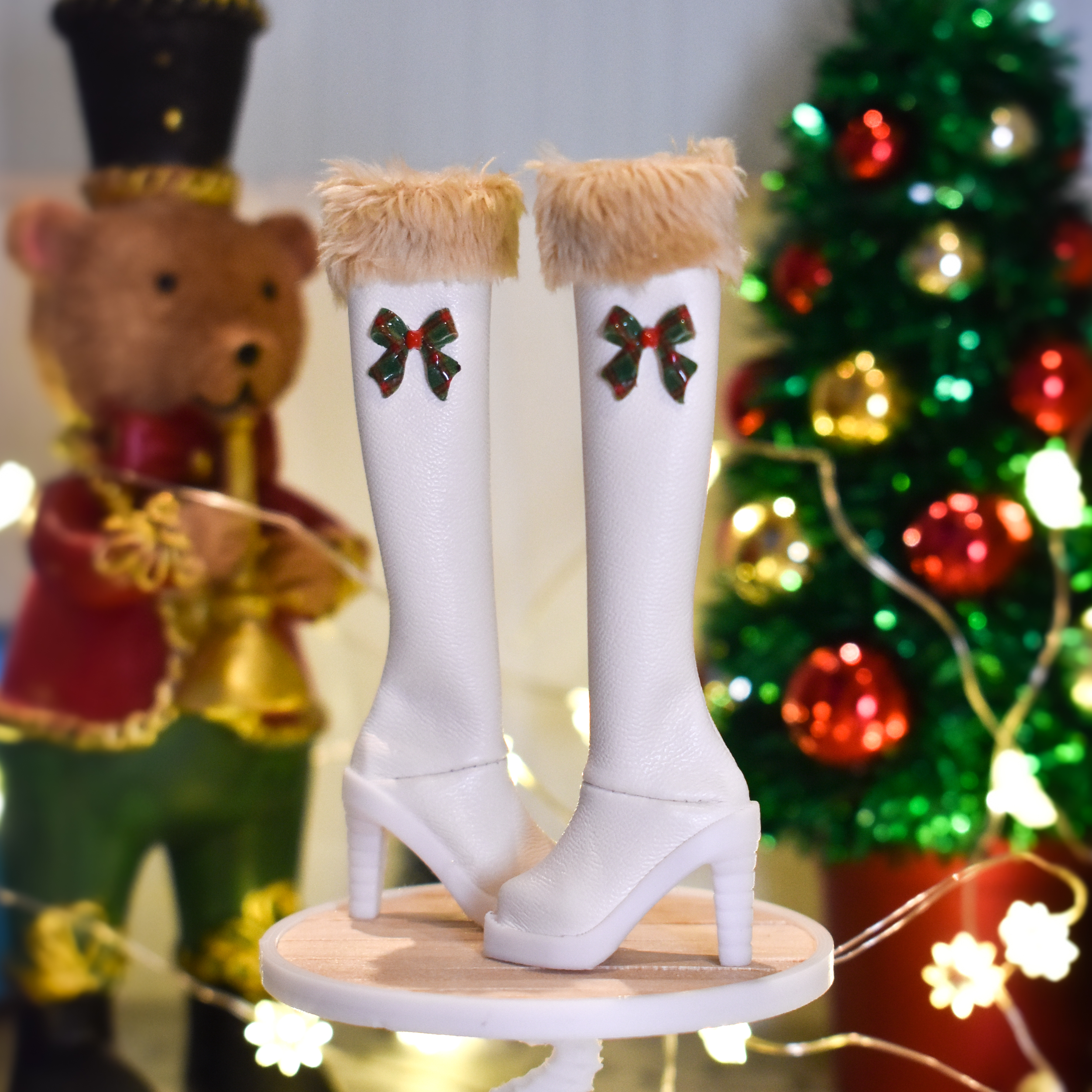 Bottes à talons hauts blanches de Noël