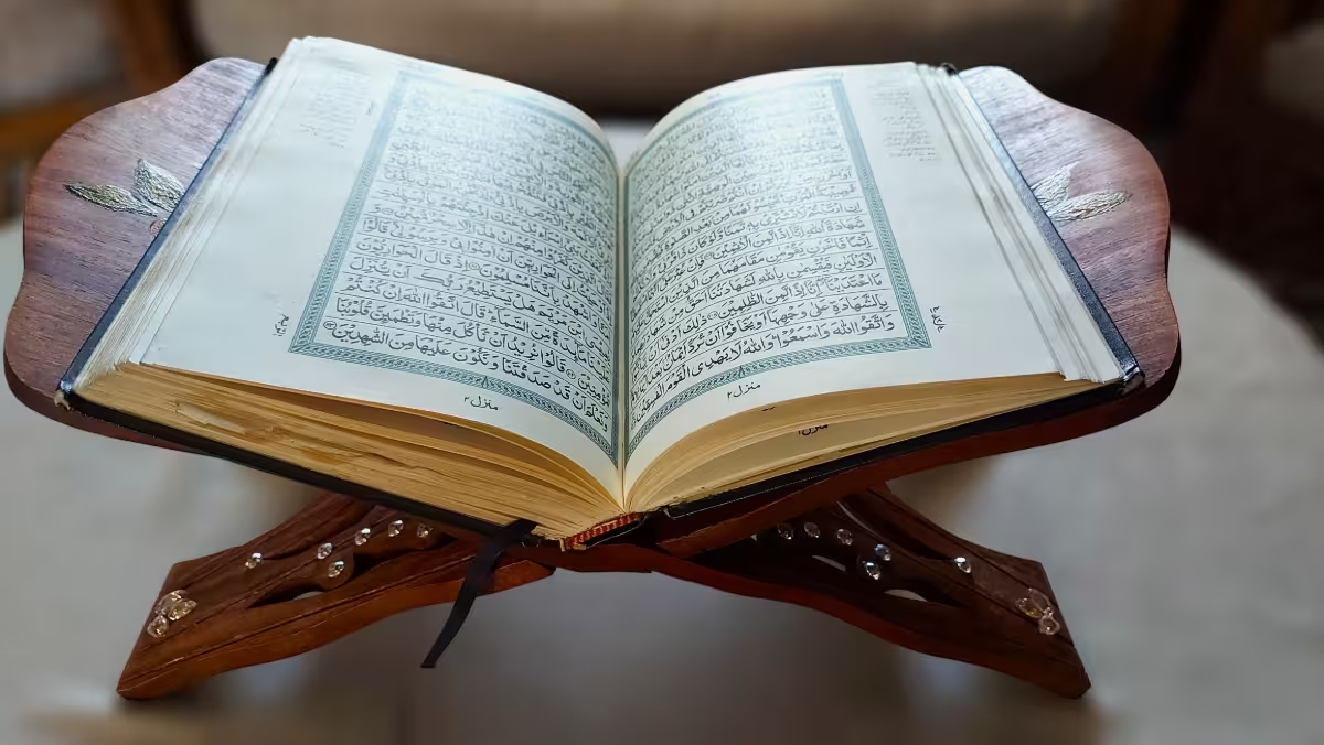 Wooden Quran Holder (Rahel)