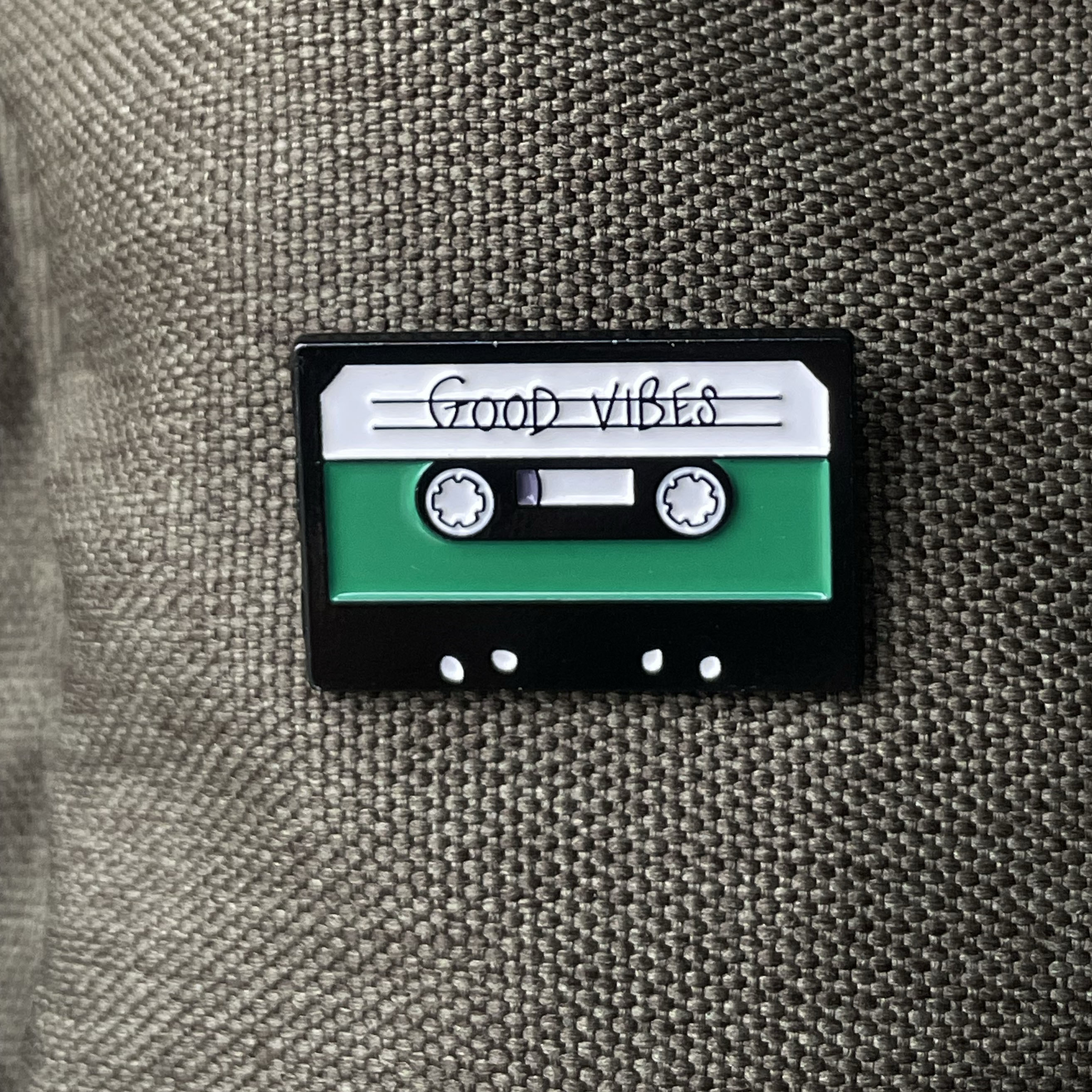 Metalinis pin ženklelis "Good vibes"