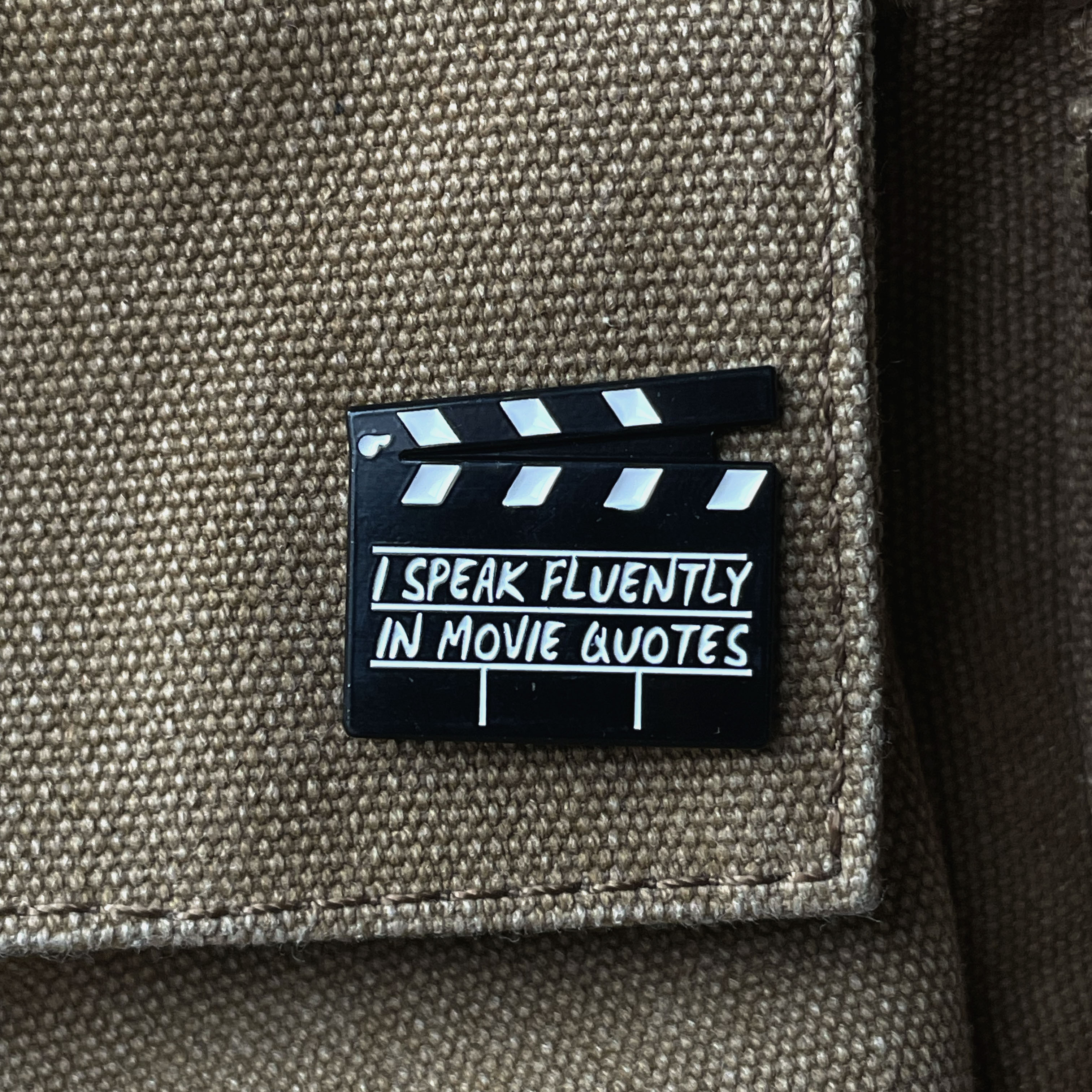 Metalinis pin ženklelis "Speak in movie quotes"