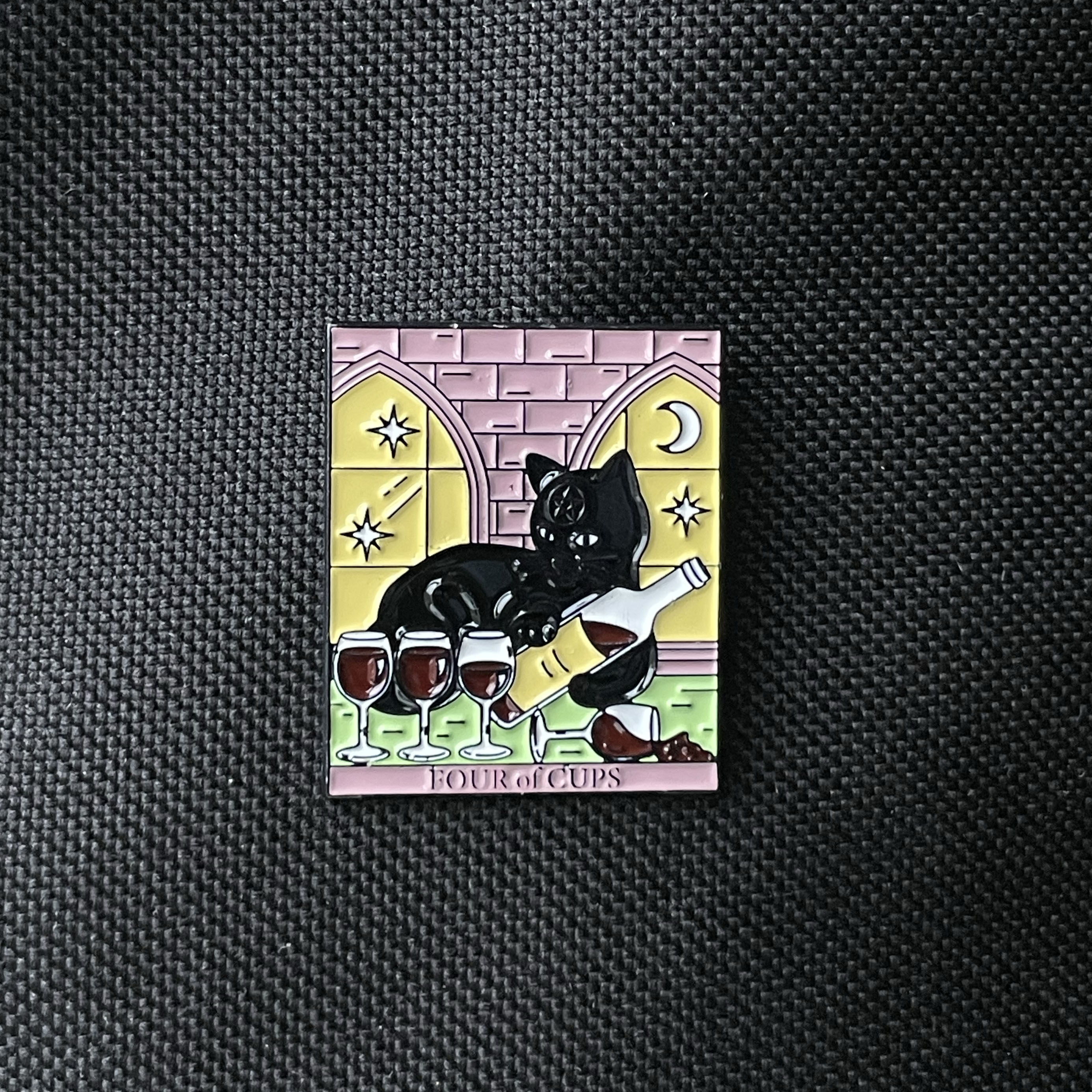 Metalinis pin ženklelis "Taro card four of cups"