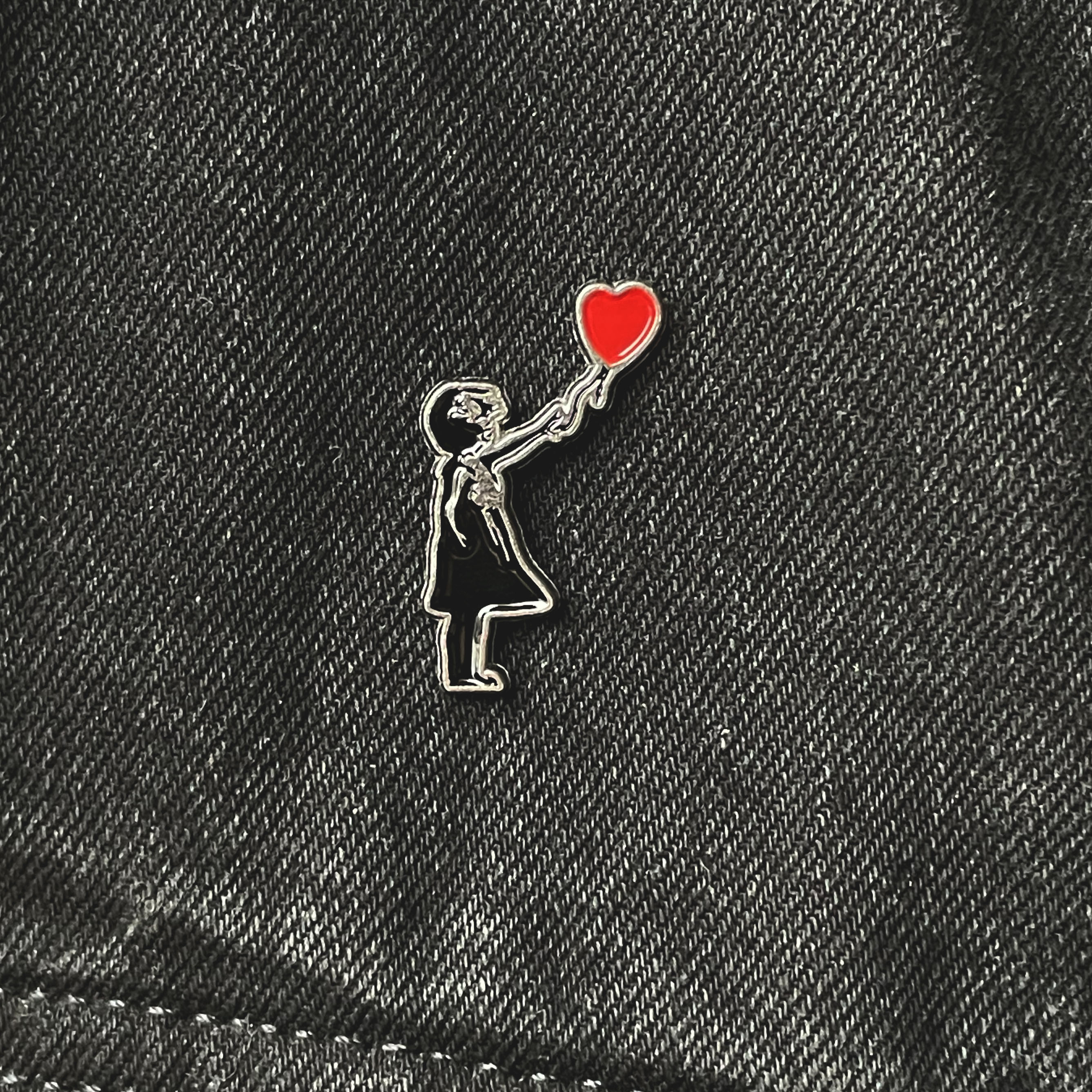 Metalinis pin ženklelis "Girl with balloon"