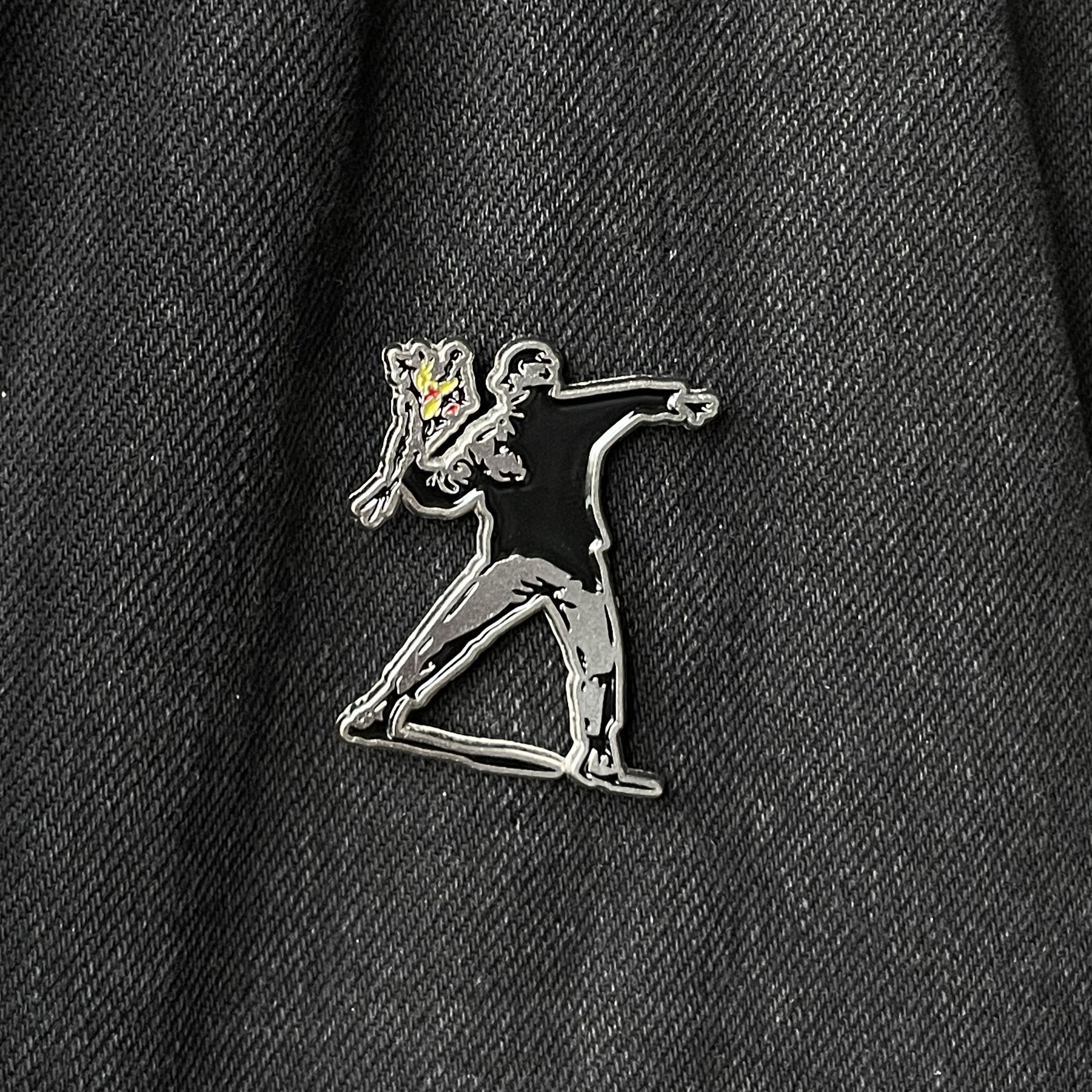 Metalinis pin ženklelis "Man throwing flowers"