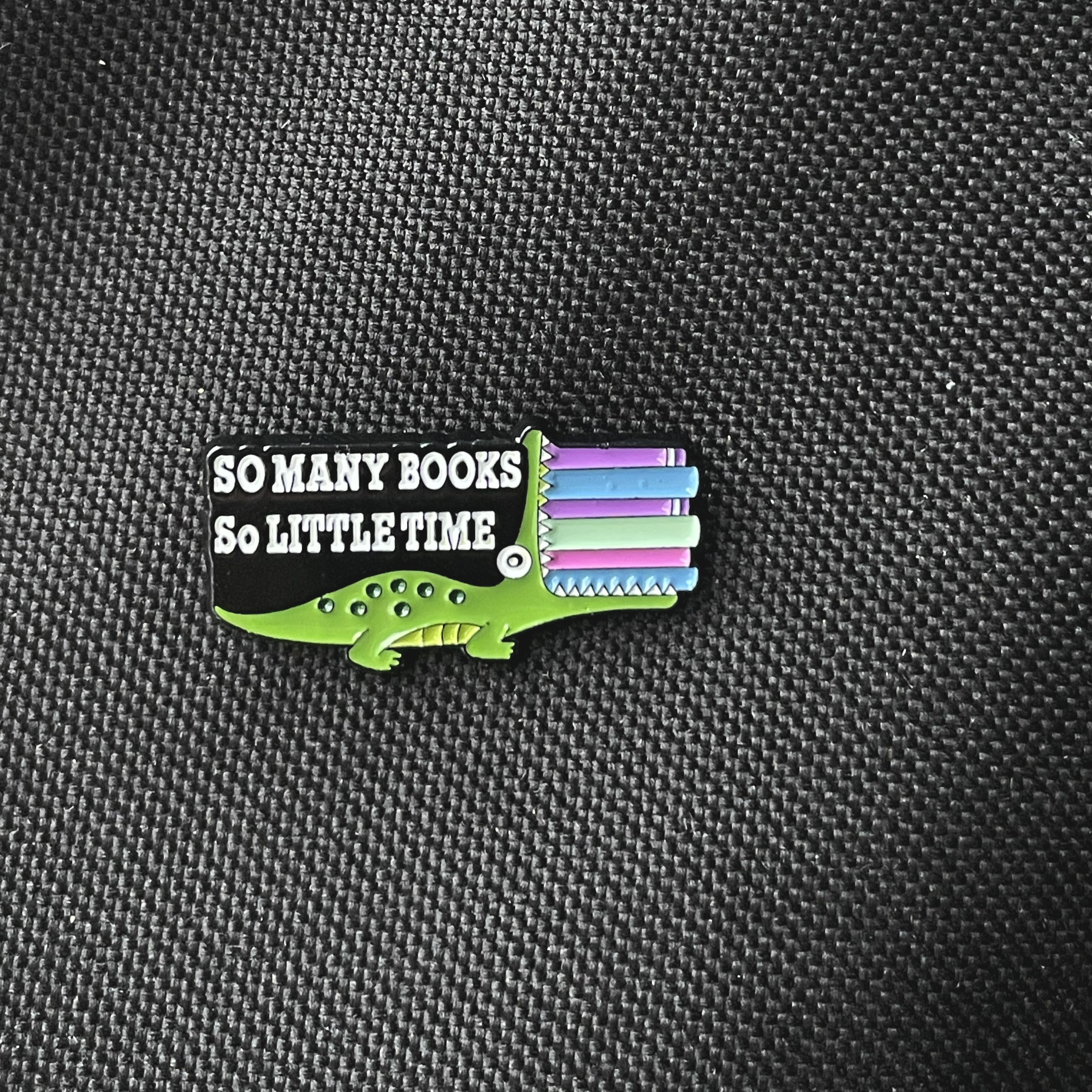 Metalinis pin ženklelis "So many books"