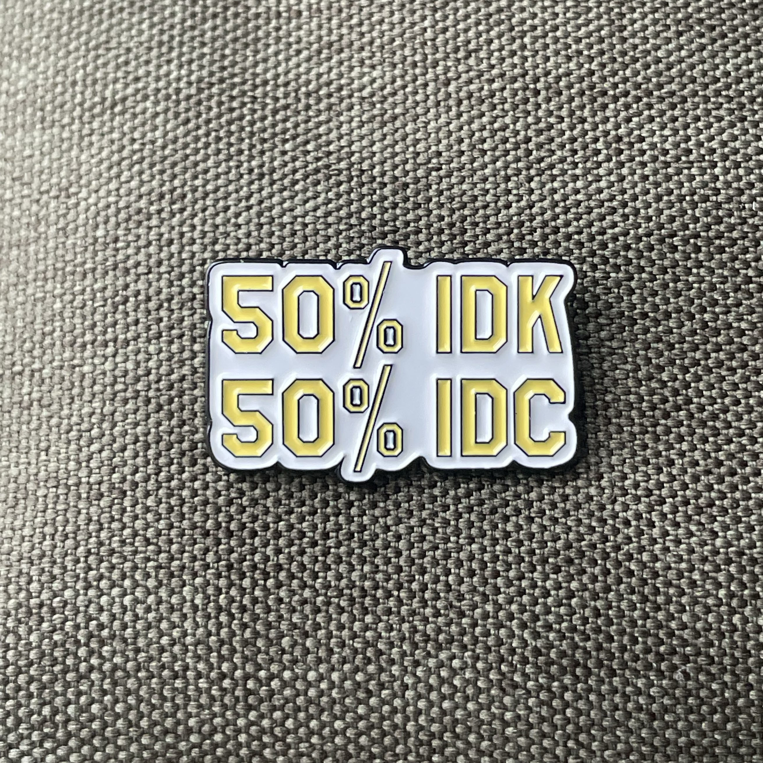 Metalinis pin ženklelis "50 IDK, 50 IDC"