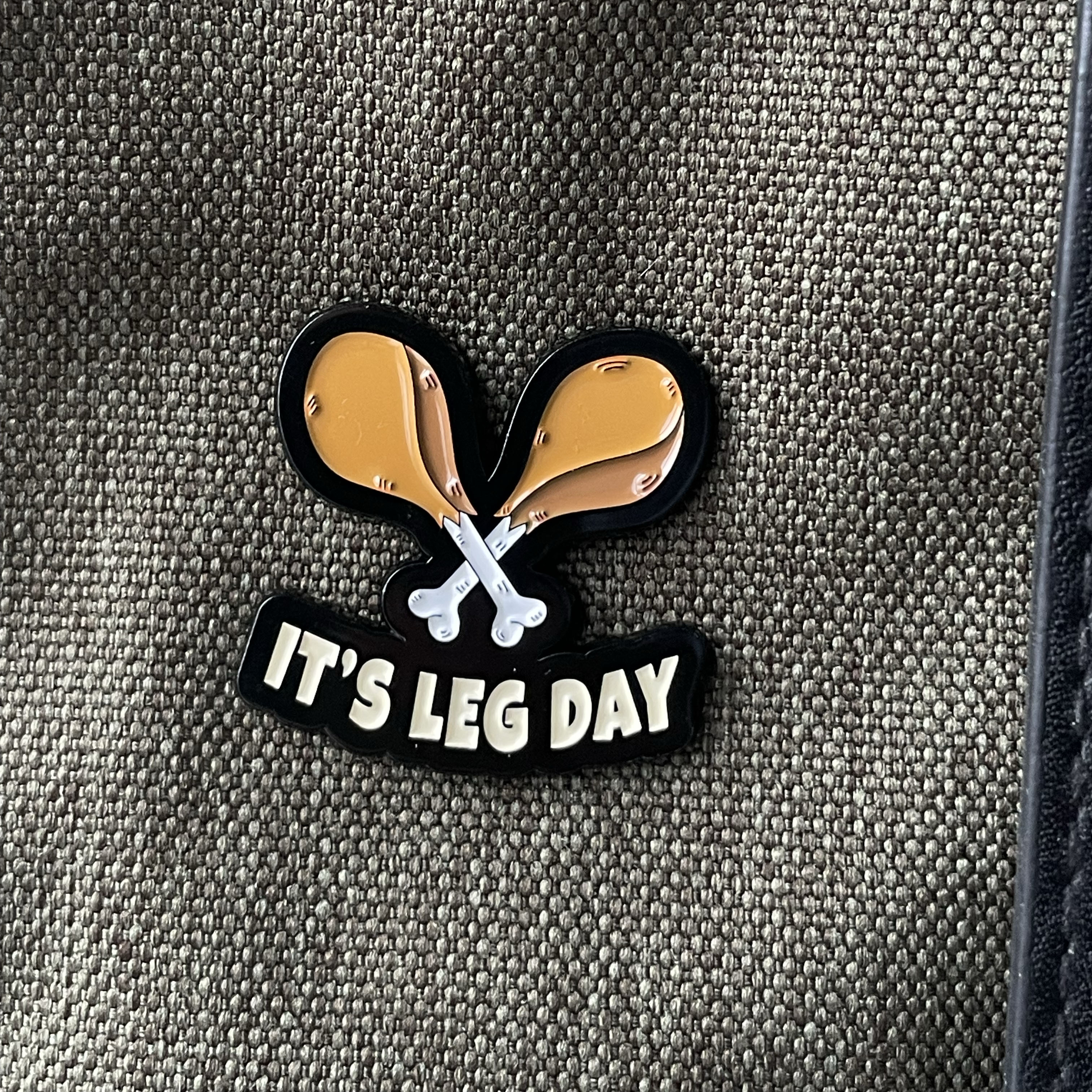 Metalinis pin ženklelis "It's leg day"