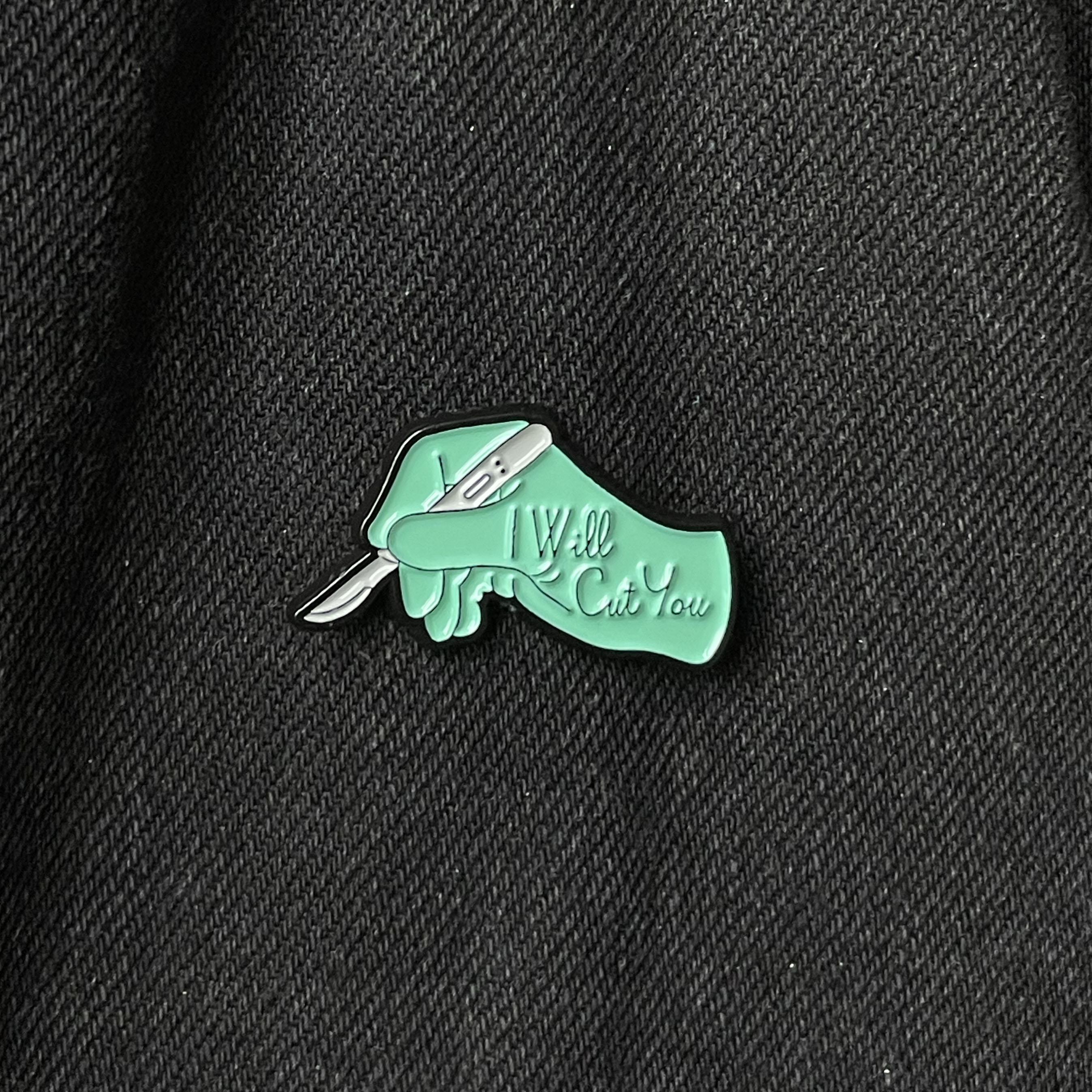 Metalinis pin ženklelis "Doctor cut"