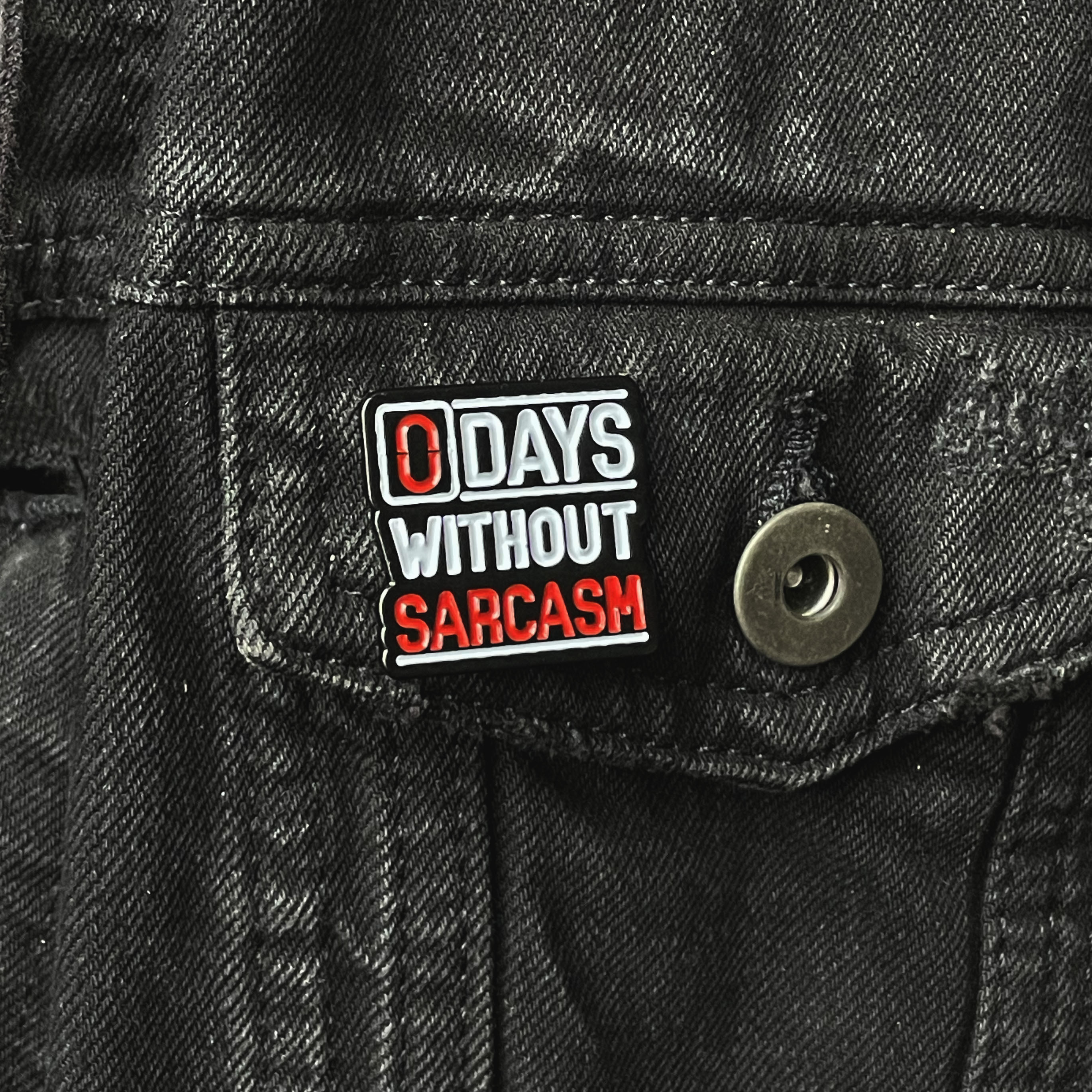 Metalinis pin ženklelis "0 days without sarcasm"