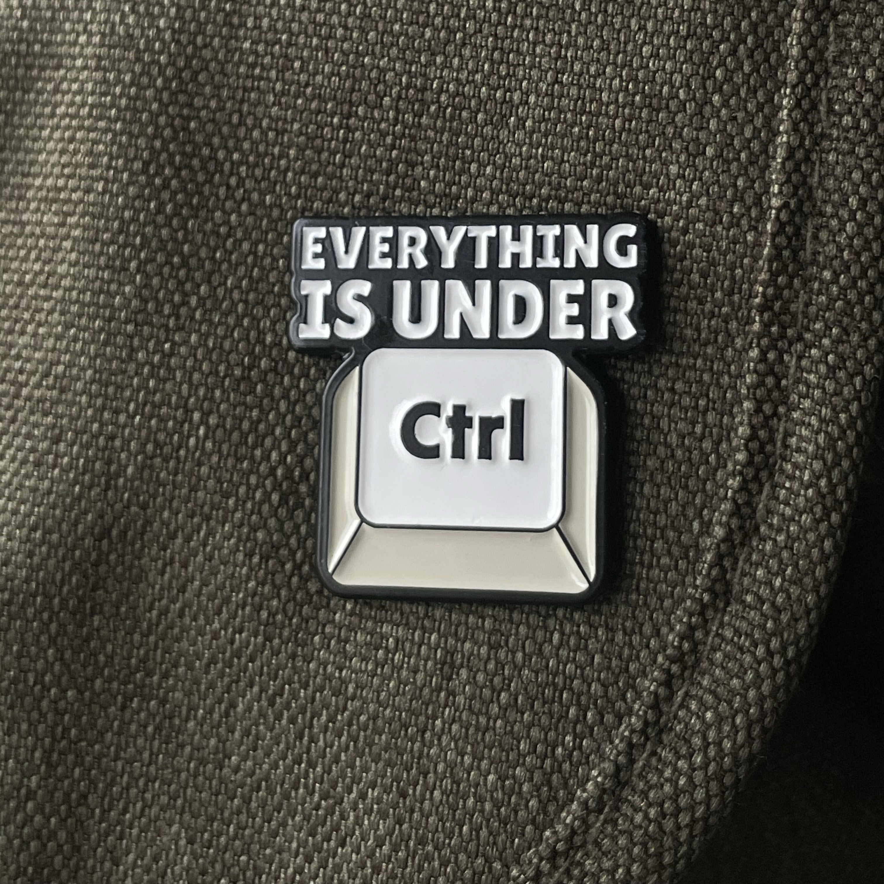 Metalinis pin ženklelis "Under Ctrl"
