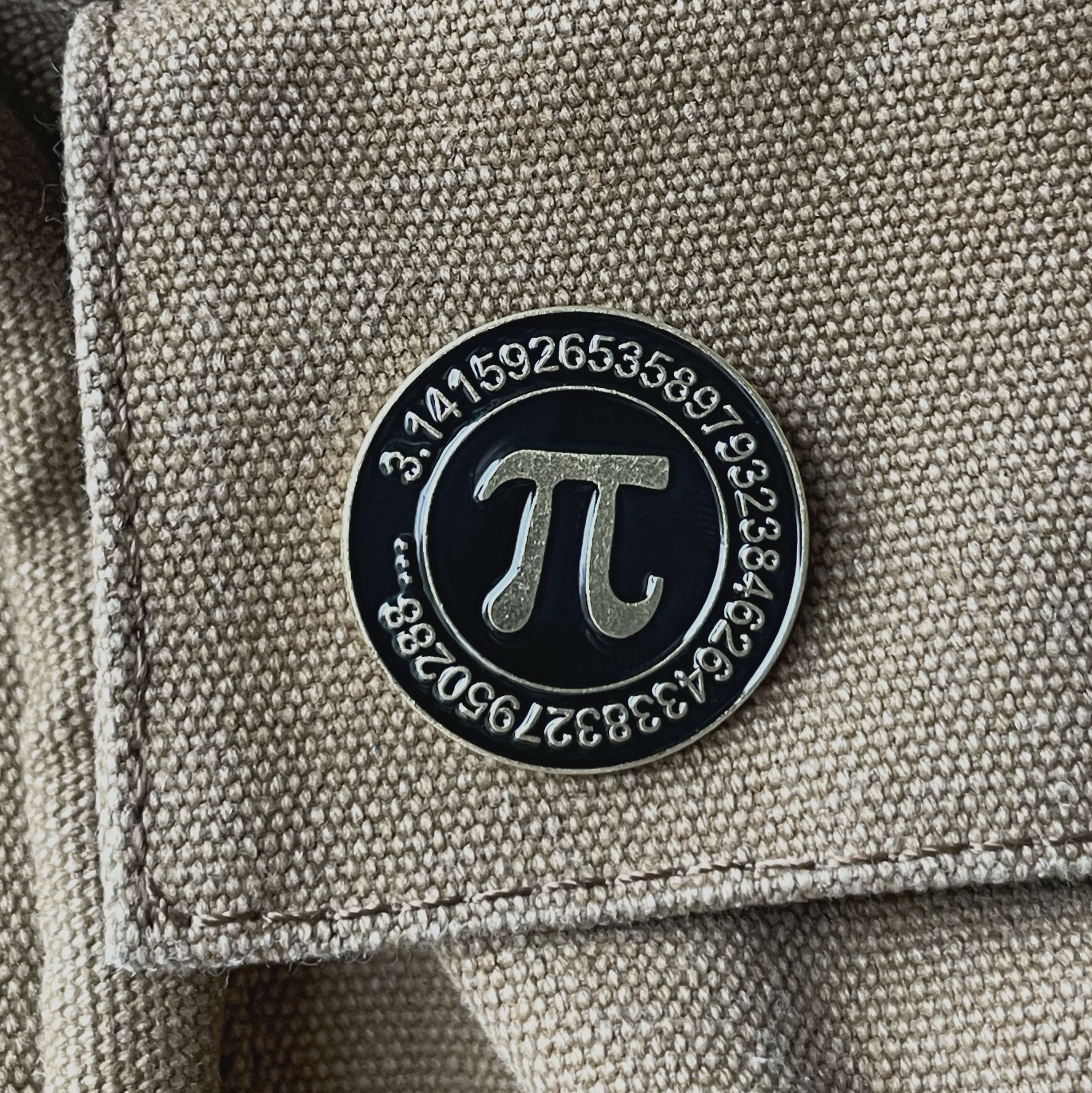 Metalinis pin ženklelis "π"