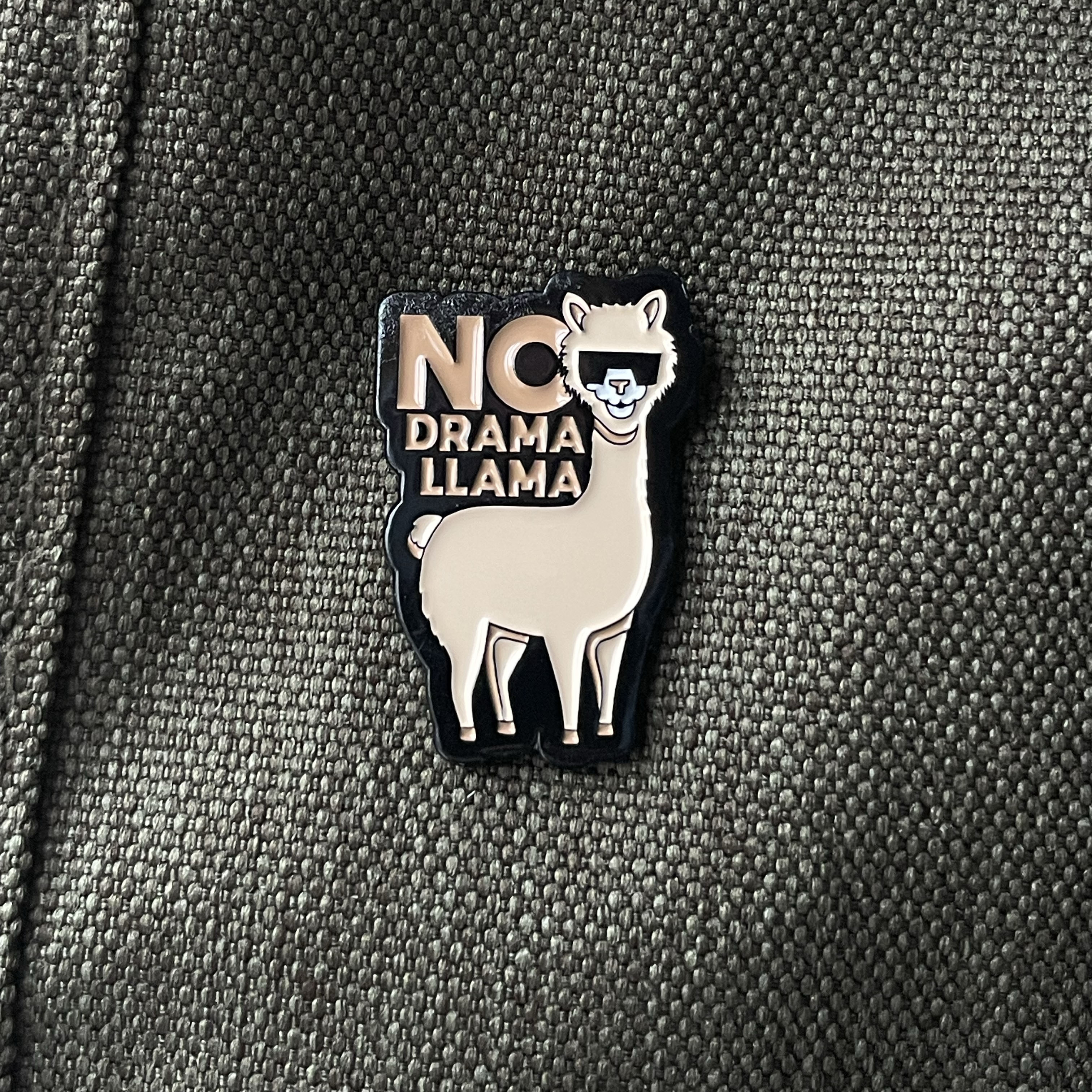 Metalinis pin ženklelis "No drama llama"