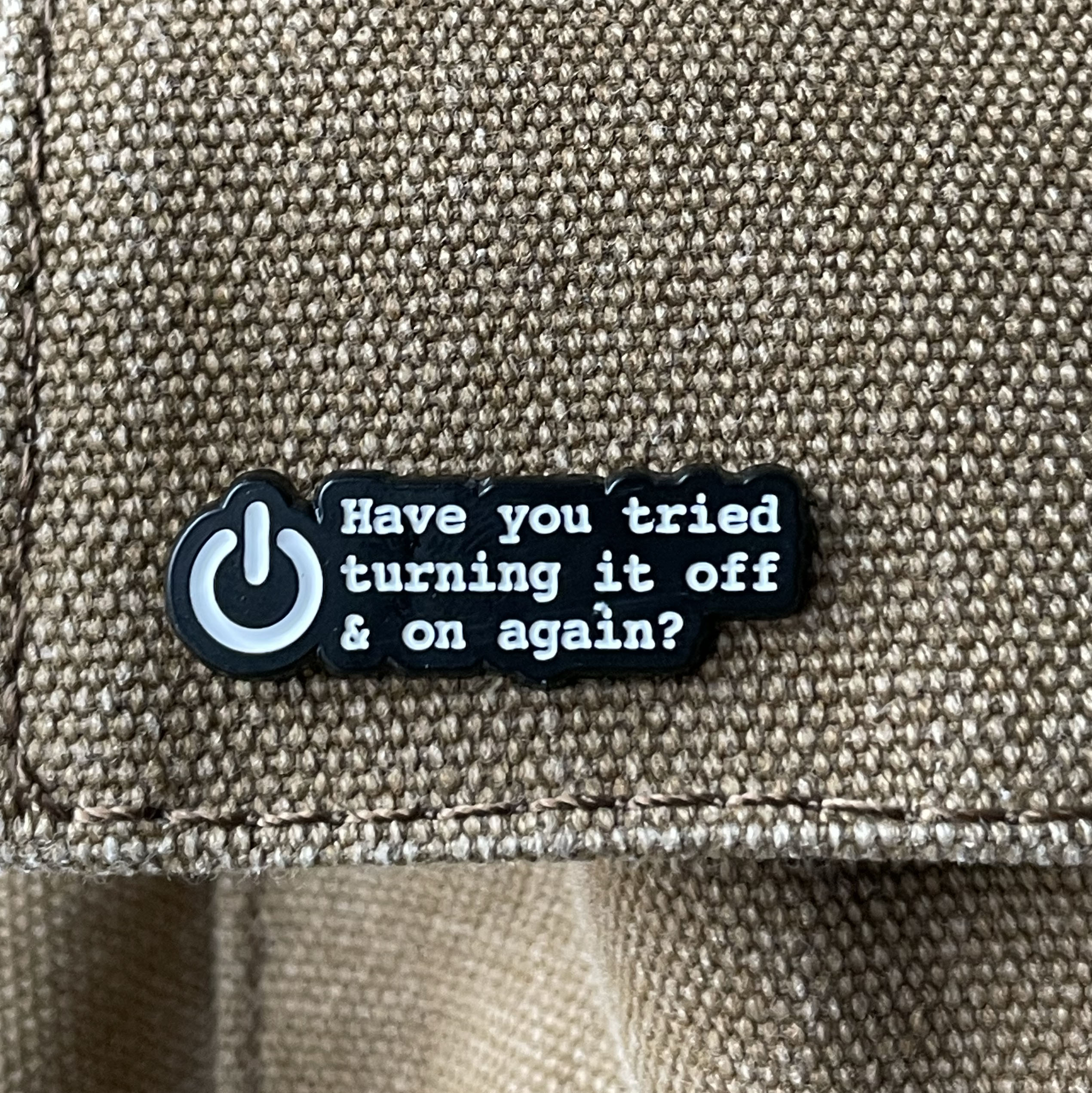 Metalinis pin ženklelis "Turn it off and on"