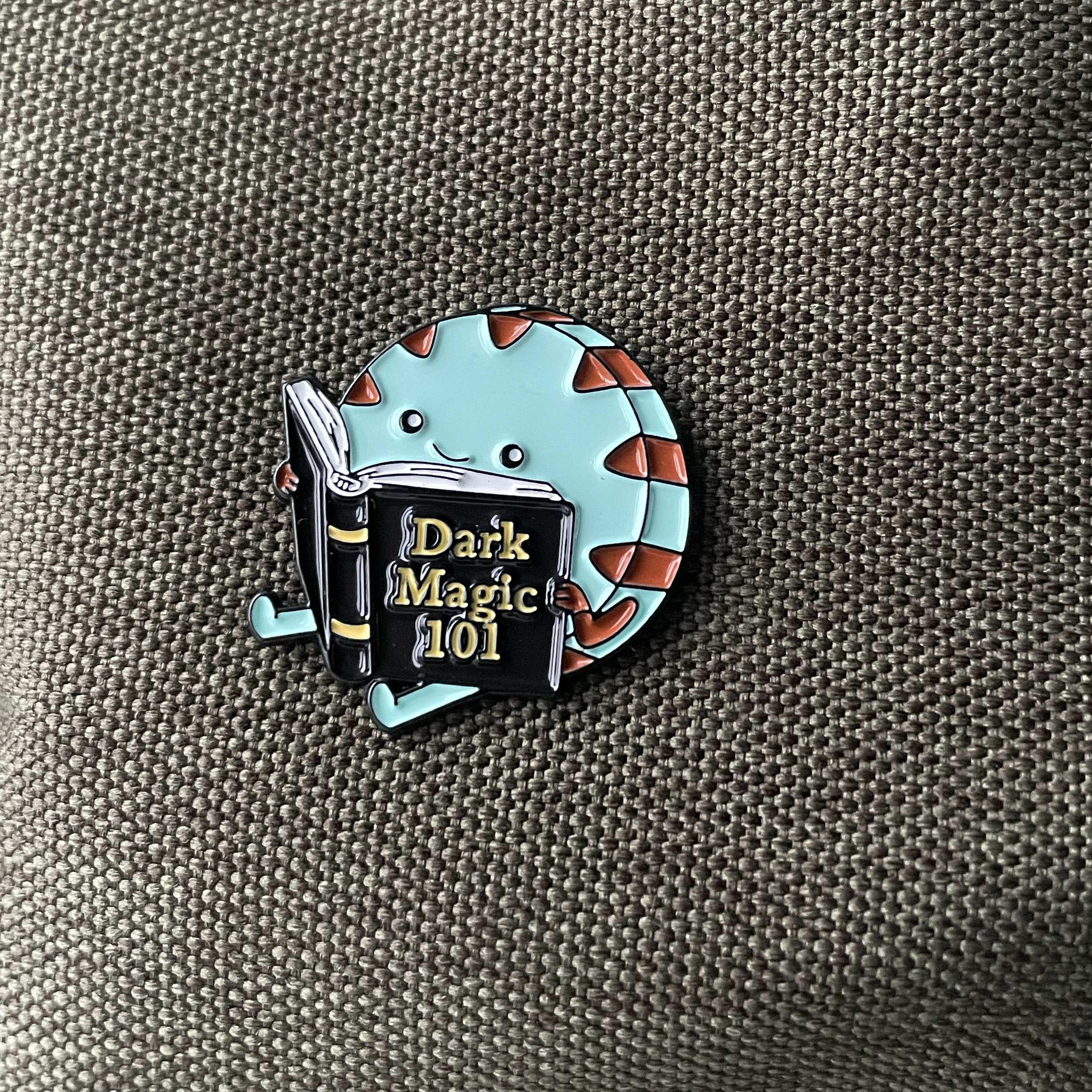 Metalinis pin ženklelis "Dark magic 101"