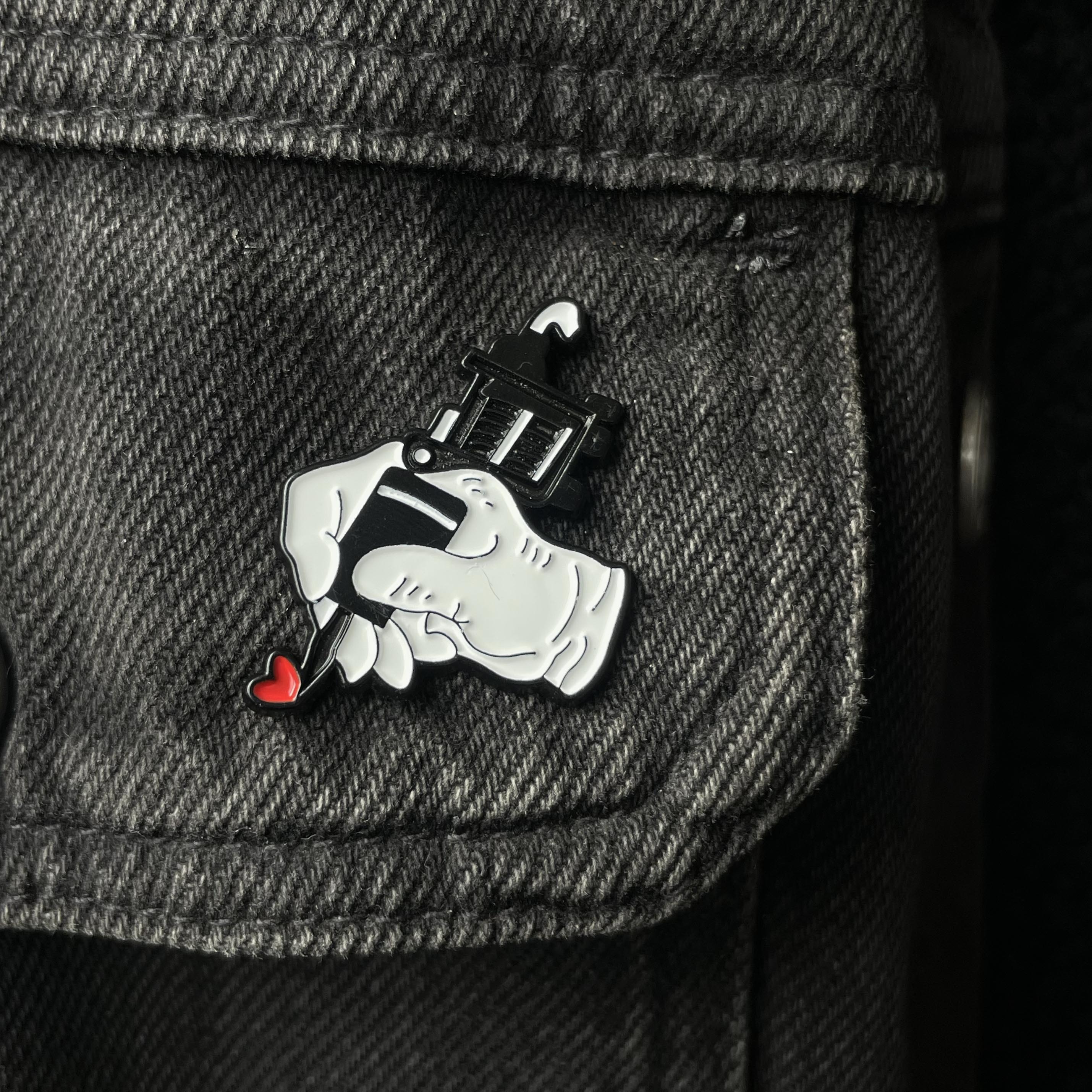 Metalinis pin ženklelis "Tattoo gun"