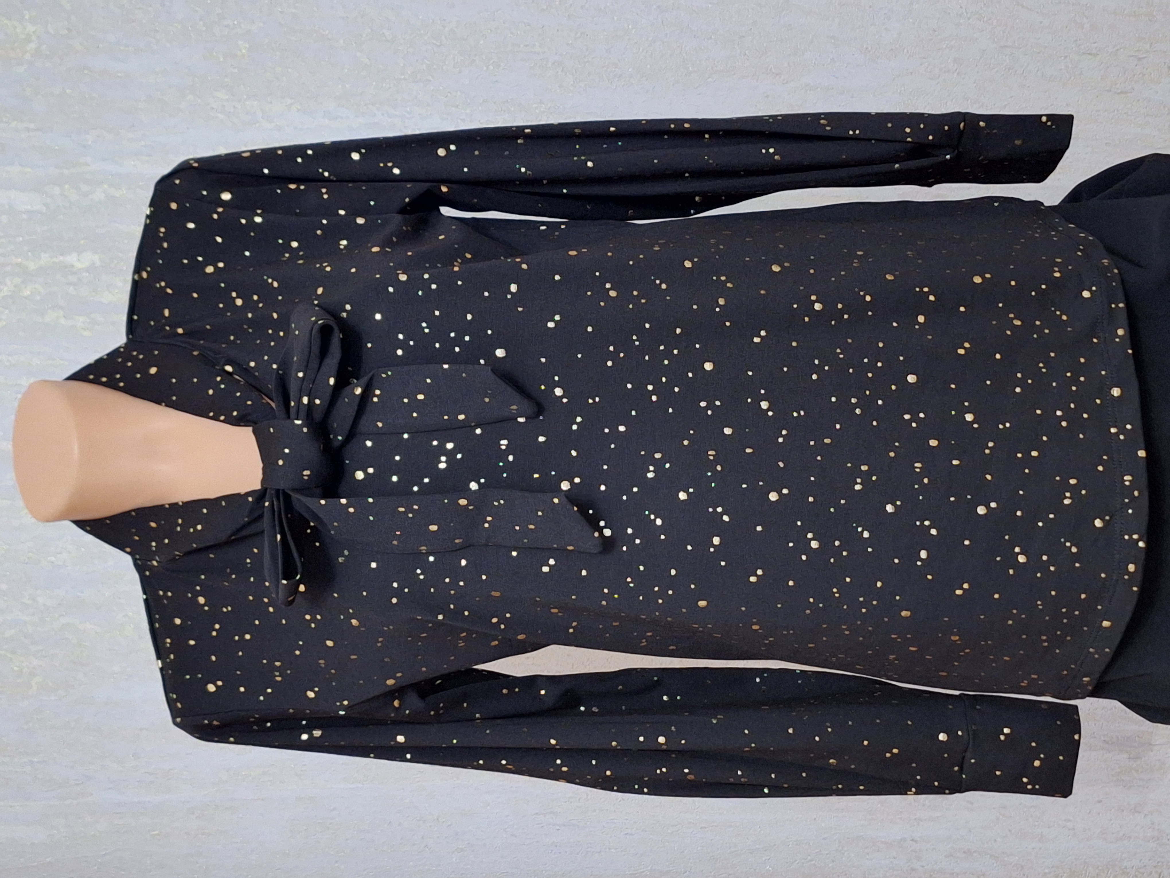 Palaidinė su auksiniais taškeliais