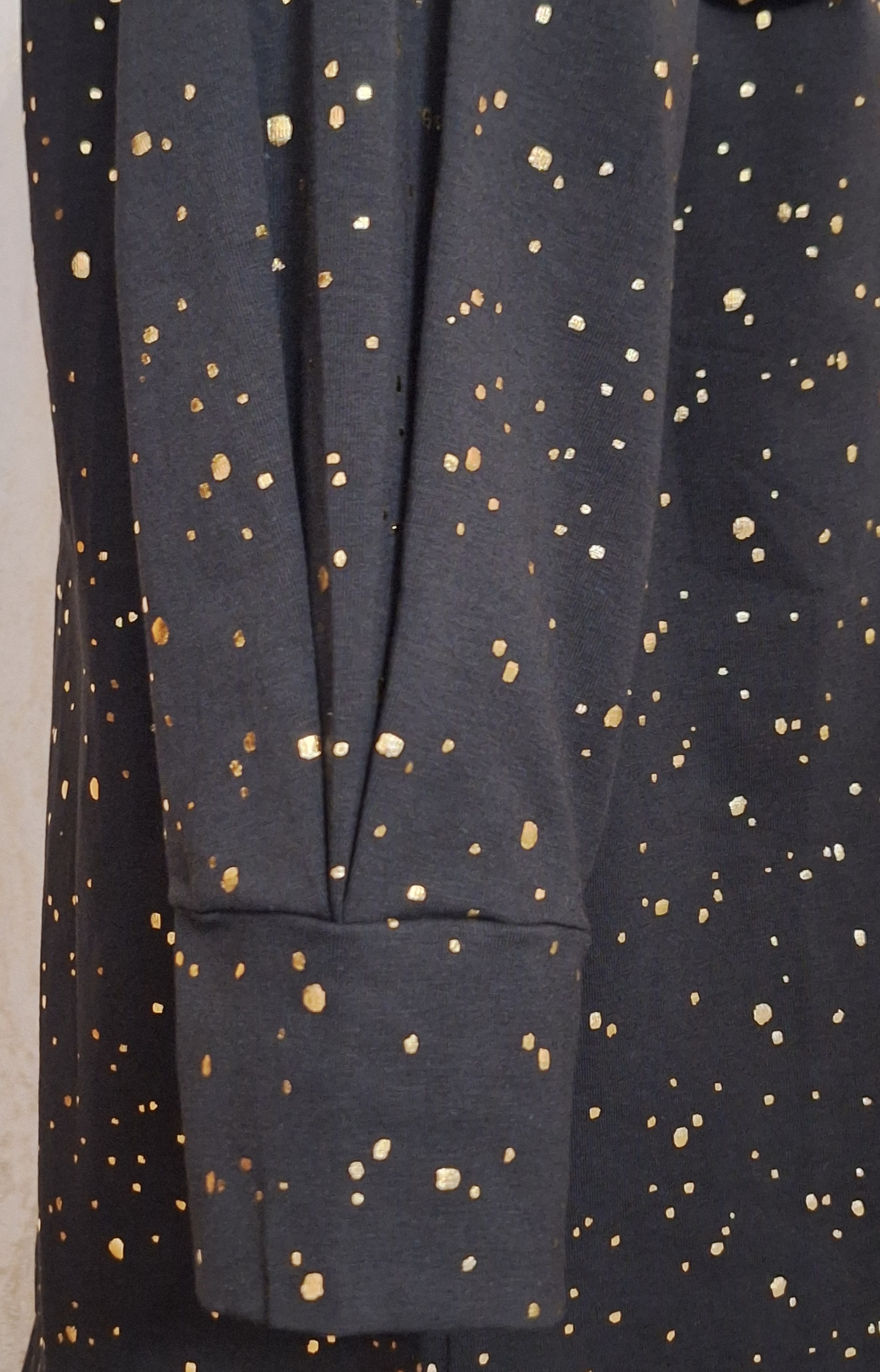 Palaidinė su auksiniais taškeliais