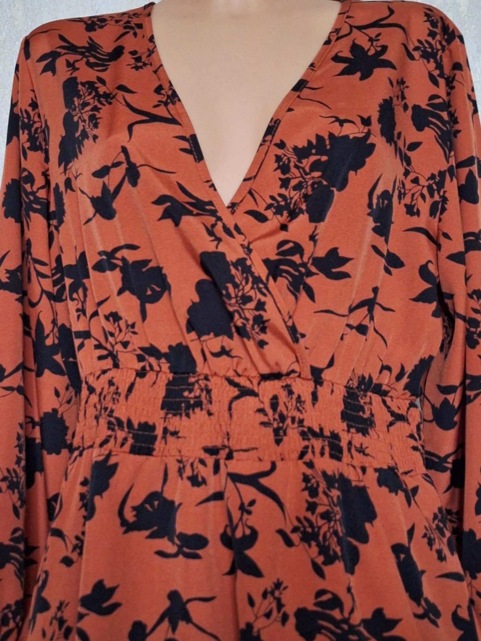 Gėlėta suknelė plytų spalvos