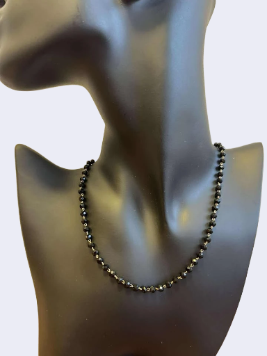 Juodų karoliukų vėrinys