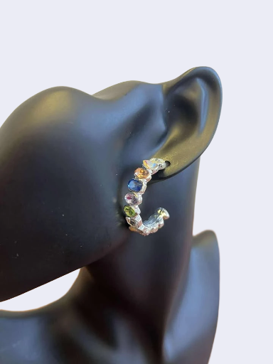 Auskarai su spalvotais akmenukais