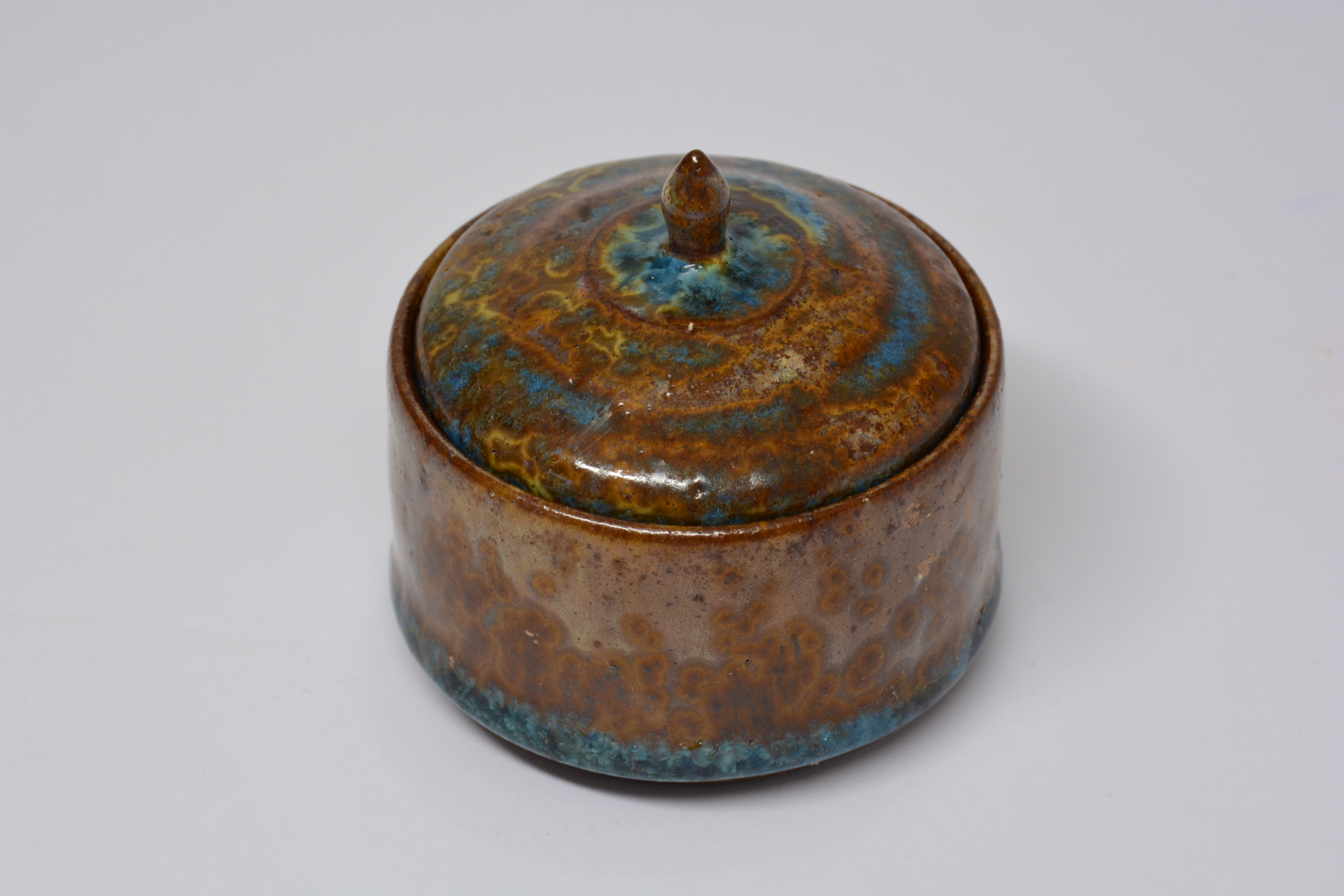 Crystalline vessel with gallery + lid