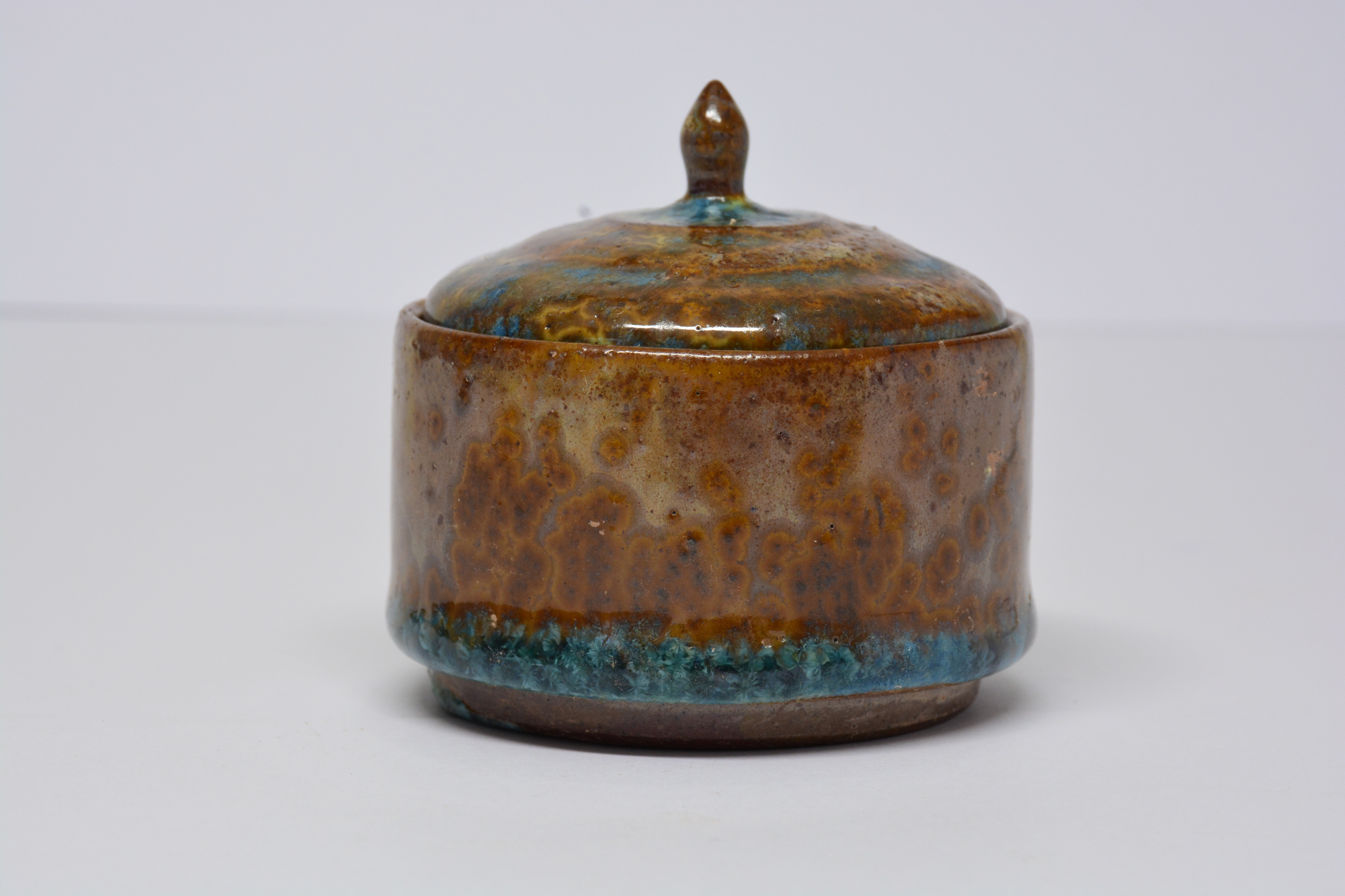 Crystalline vessel with gallery + lid