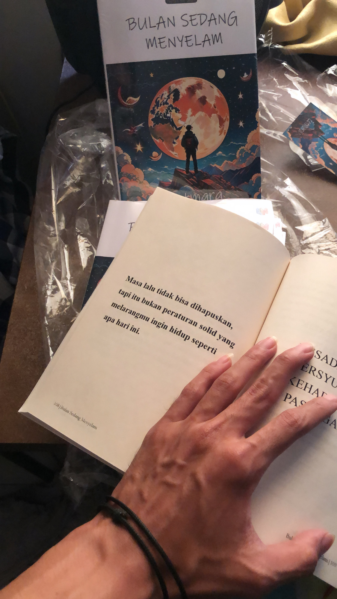 Buku Bulan Sedang Menyelam by Zetmara PodteZ for Selen