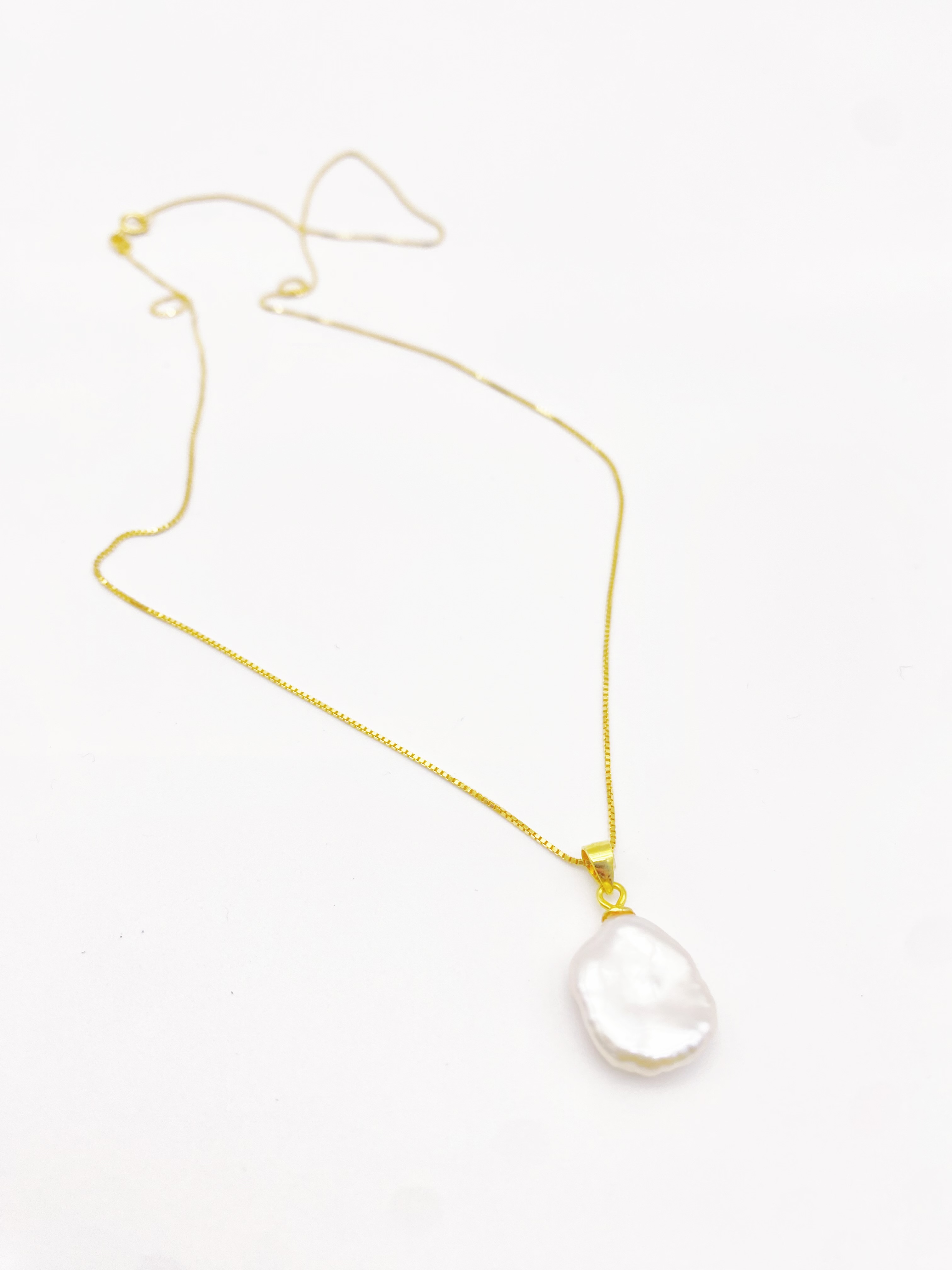 Collier en or avec pendentif nacré