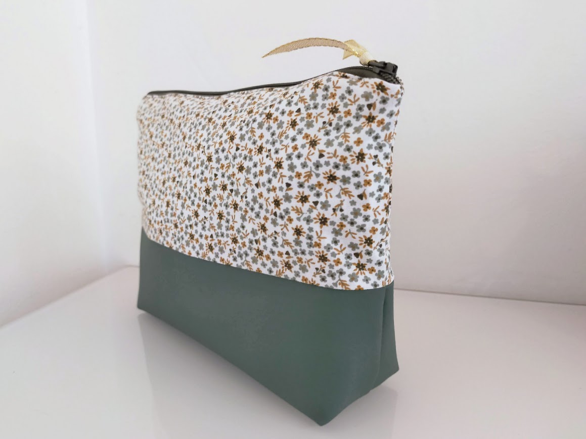 Trousse de toilette / maquillage petites fleurs tissu coton, vert tilleuls et simili cuir vert olive, cadeau pour elle 