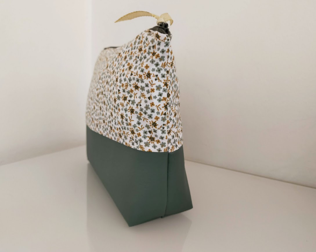 Trousse de toilette / maquillage petites fleurs tissu coton, vert tilleuls et simili cuir vert olive, cadeau pour elle 