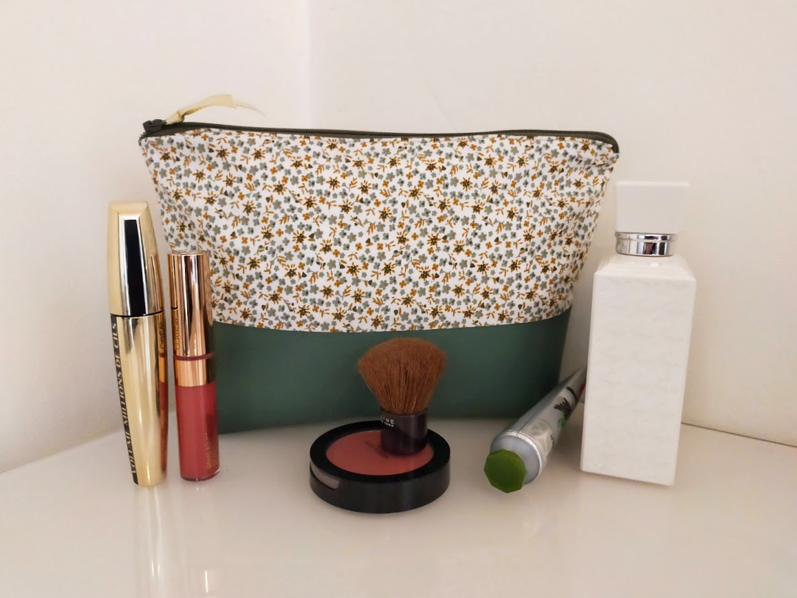 Trousse de toilette / maquillage petites fleurs tissu coton, vert tilleuls et simili cuir vert olive, cadeau pour elle