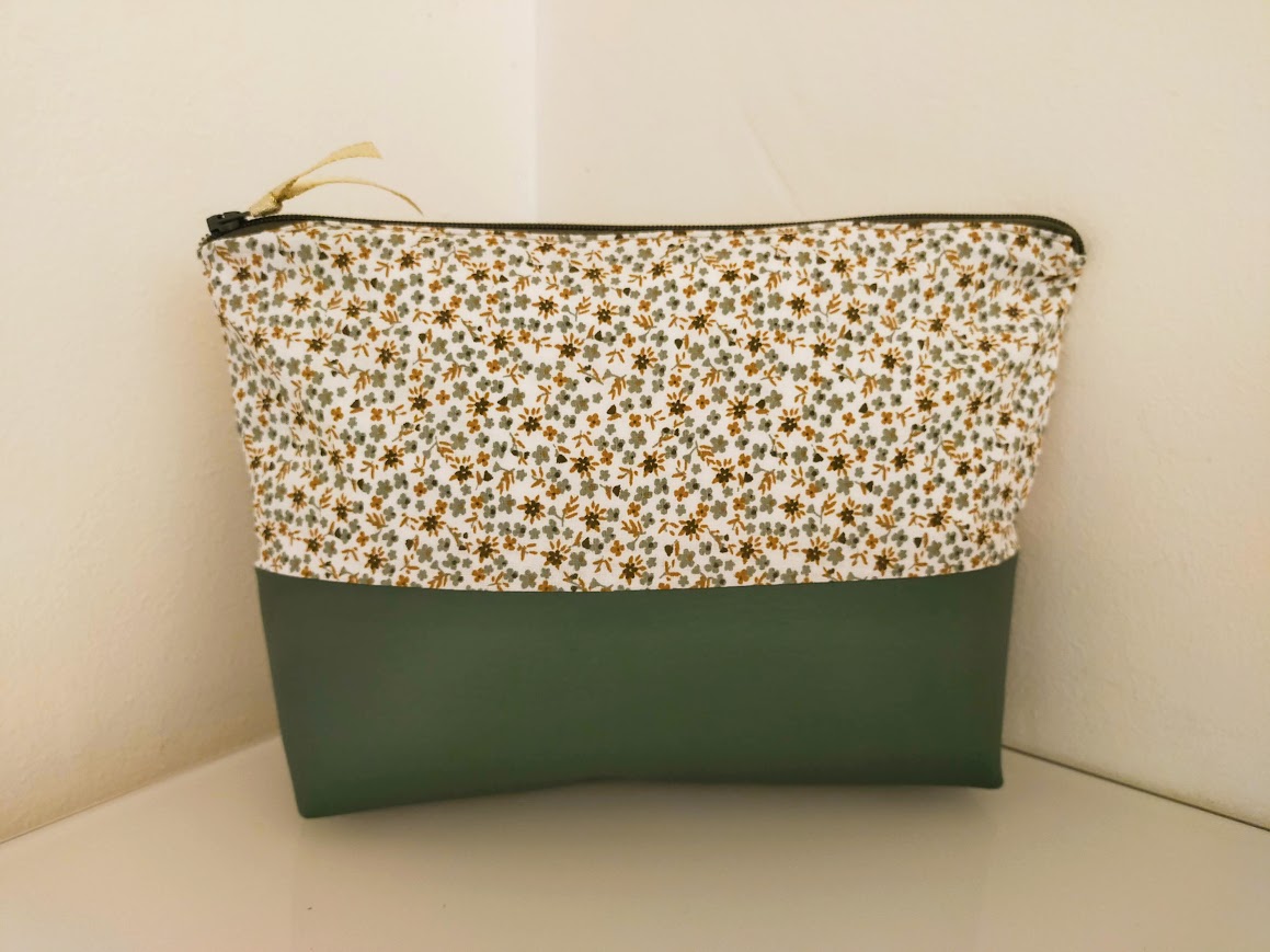 Trousse de toilette / maquillage petites fleurs tissu coton, vert tilleuls et simili cuir vert olive, cadeau pour elle 