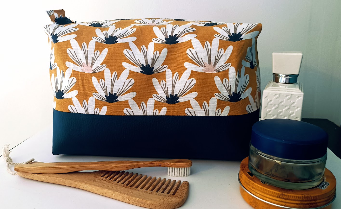 Très grande trousse de toilette tissu coton fleurs stylisées et simili cuir bleu marine