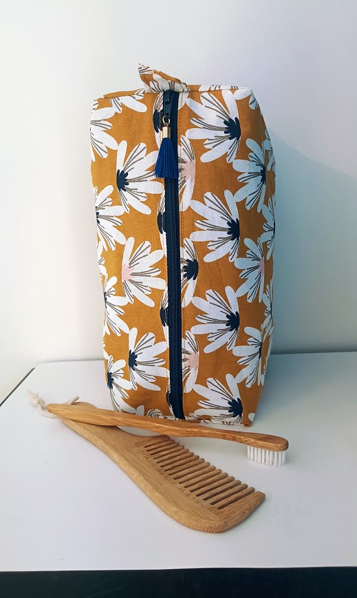 Très grande trousse de toilette tissu coton fleurs stylisées et simili cuir bleu marine