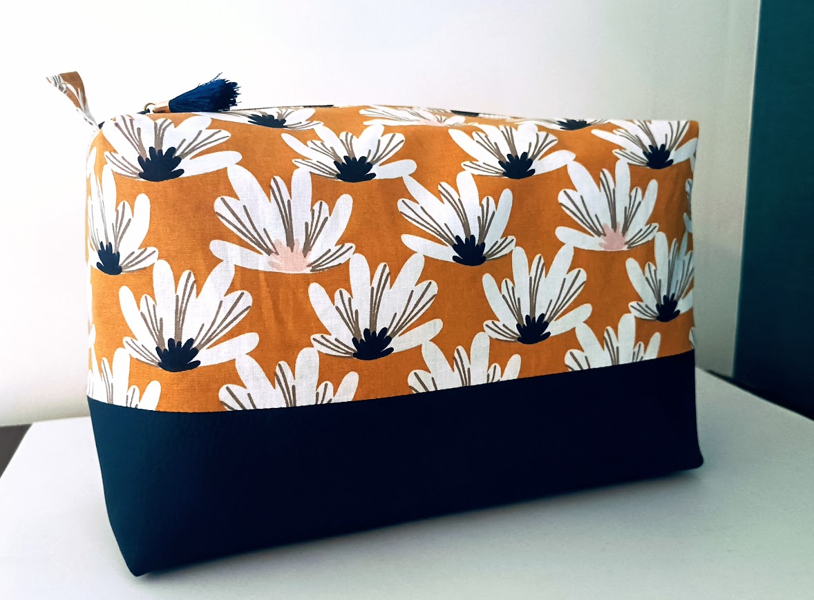Très grande trousse de toilette tissu coton fleurs stylisées et simili cuir bleu marine