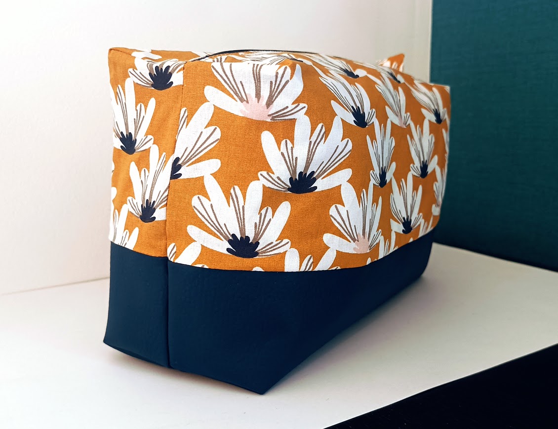 Très grande trousse de toilette tissu coton fleurs stylisées et simili cuir bleu marine