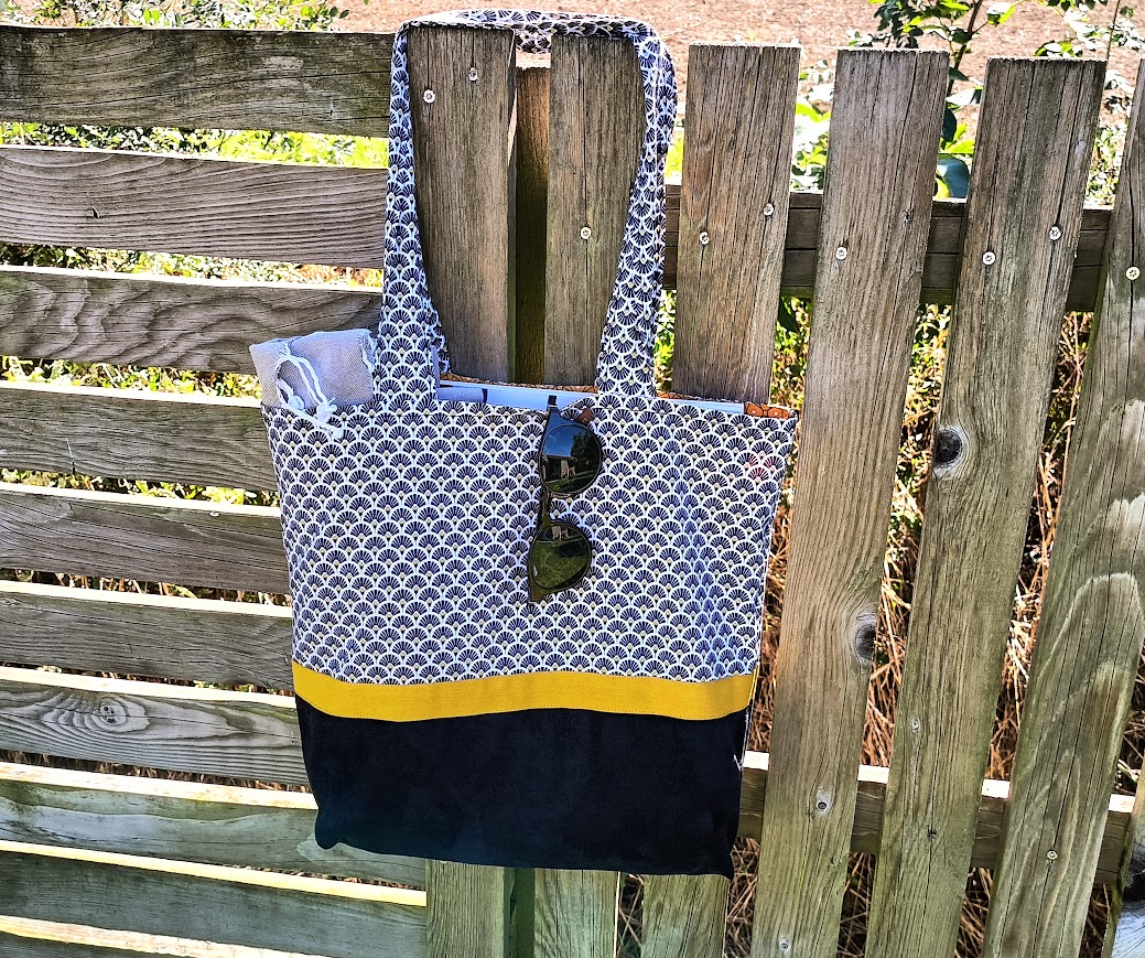 Sac tissu, Tote bag, sac de plage, fourre tout, cabas, tissu coton palmiers et suédine noire.