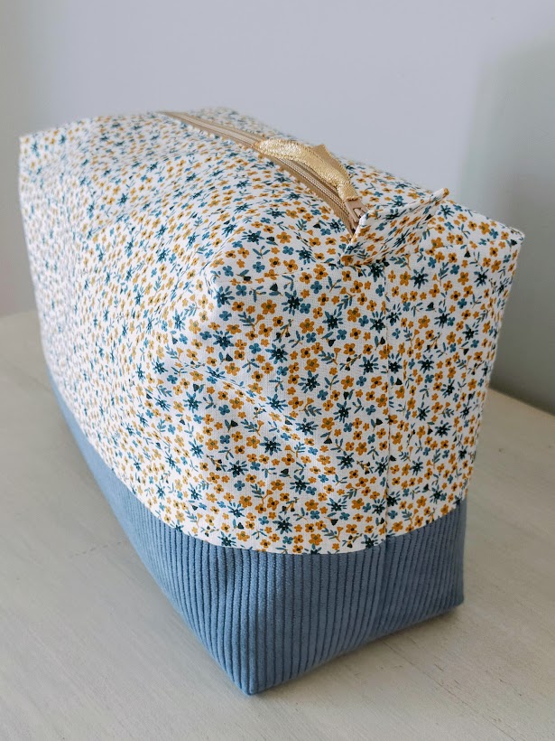 Très grande trousse de toilette  / maquillage, tissu coton petites fleurs bleu, velours côtelé bleu, cadeau pour elle