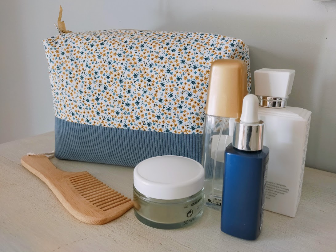 Très grande trousse de toilette / maquillage, tissu coton petites fleurs bleu, velours côtelé bleu, cadeau pour elle