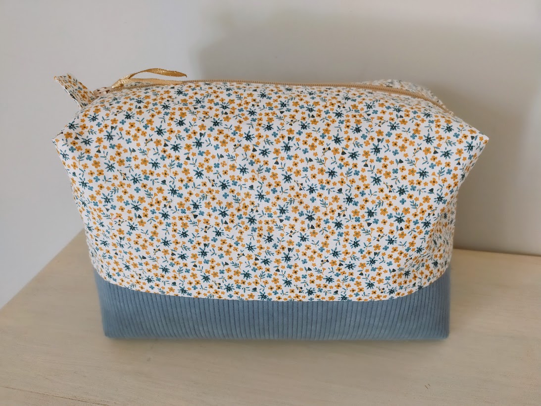 Très grande trousse de toilette  / maquillage, tissu coton petites fleurs bleu, velours côtelé bleu, cadeau pour elle