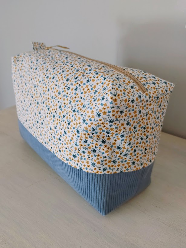 Très grande trousse de toilette  / maquillage, tissu coton petites fleurs bleu, velours côtelé bleu, cadeau pour elle