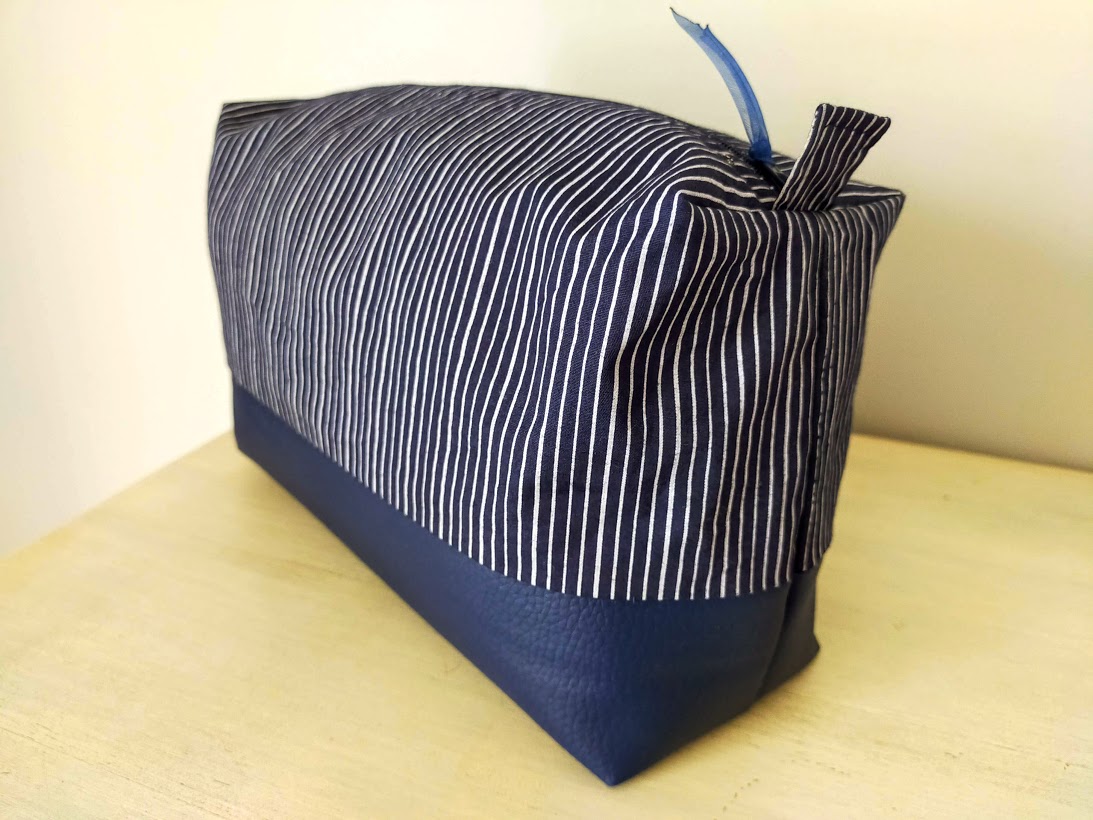 Très grande trousse de toilette pour homme ou femme, tissu rayé marine et simili cuir bleu marine, cadeau pour lui comme pour elle