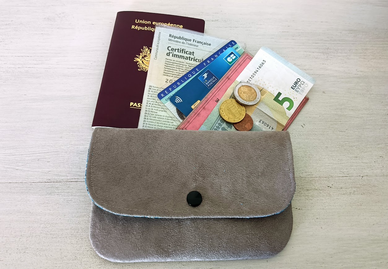 Porte monnaie à rabat, portefeuille suédine taupe et tissu graphique bleu