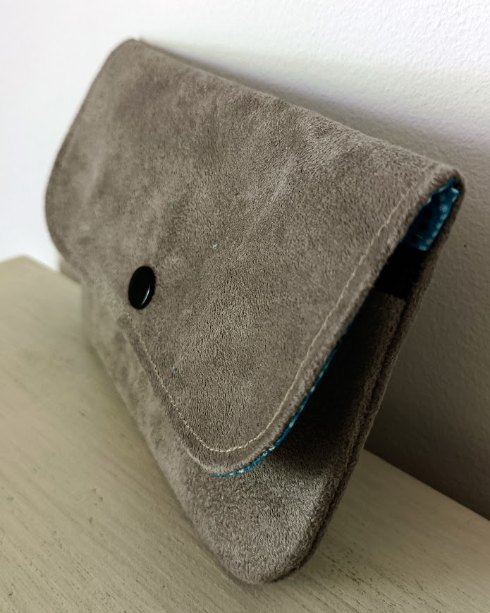 Porte monnaie à rabat, portefeuille suédine taupe et tissu graphique bleu