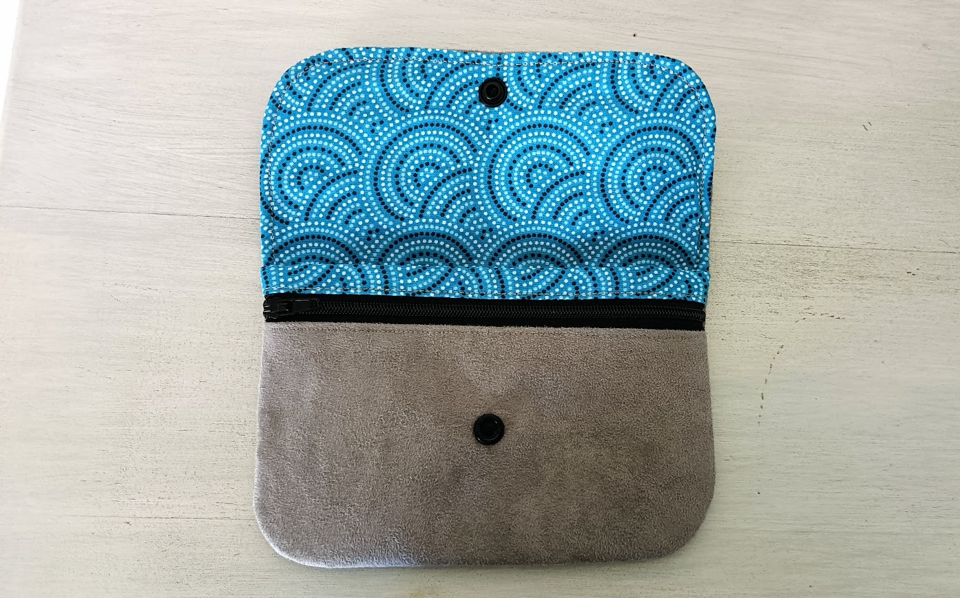 Porte monnaie à rabat, portefeuille suédine taupe et tissu graphique bleu