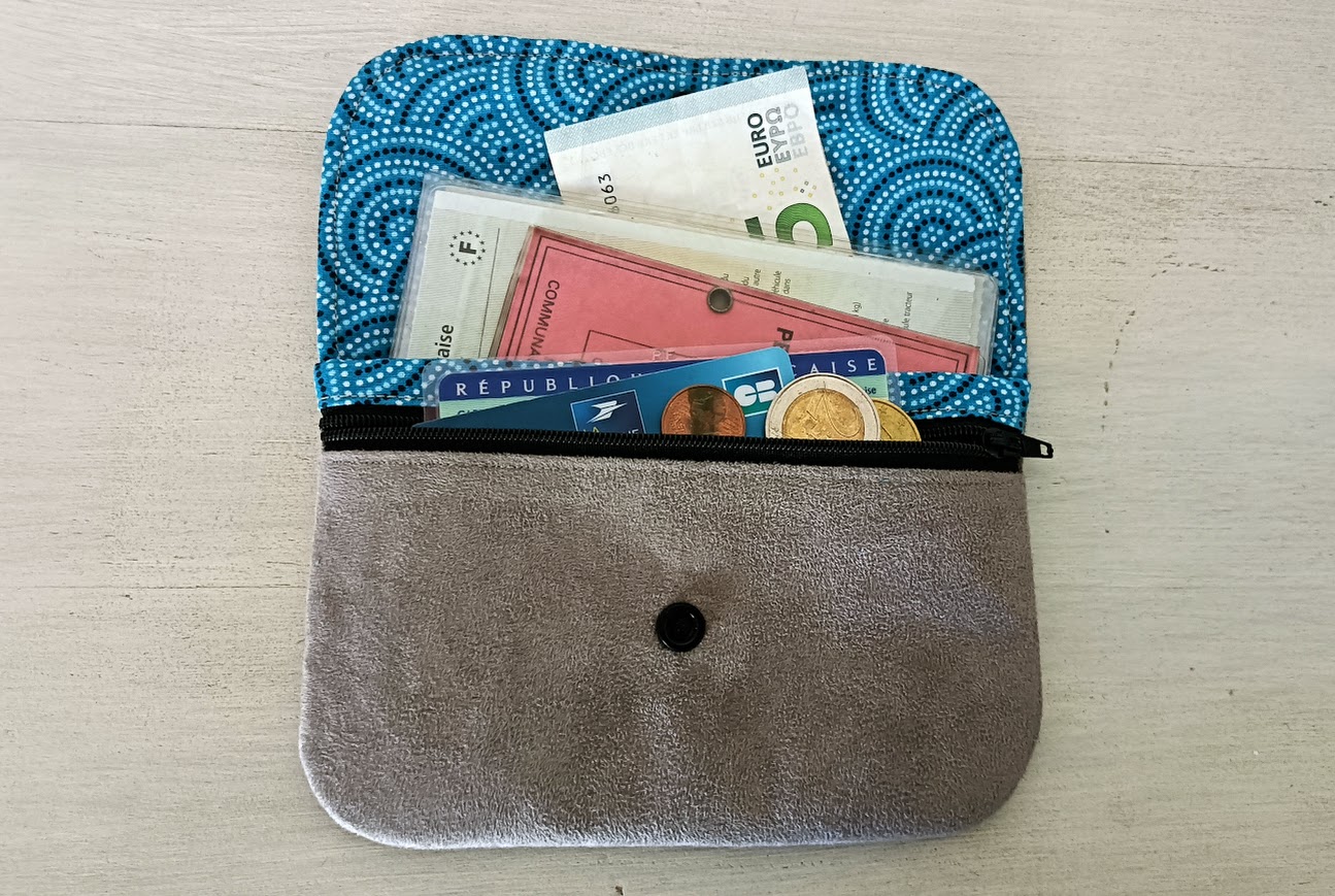 Porte monnaie à rabat, portefeuille suédine taupe et tissu graphique bleu