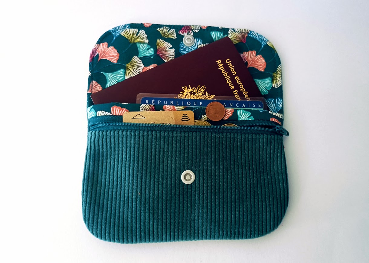 Porte monnaie à rabat, portefeuille, tissu coton feuille gingko biloba , velours côtelé vert canard , cadeau pour elle.