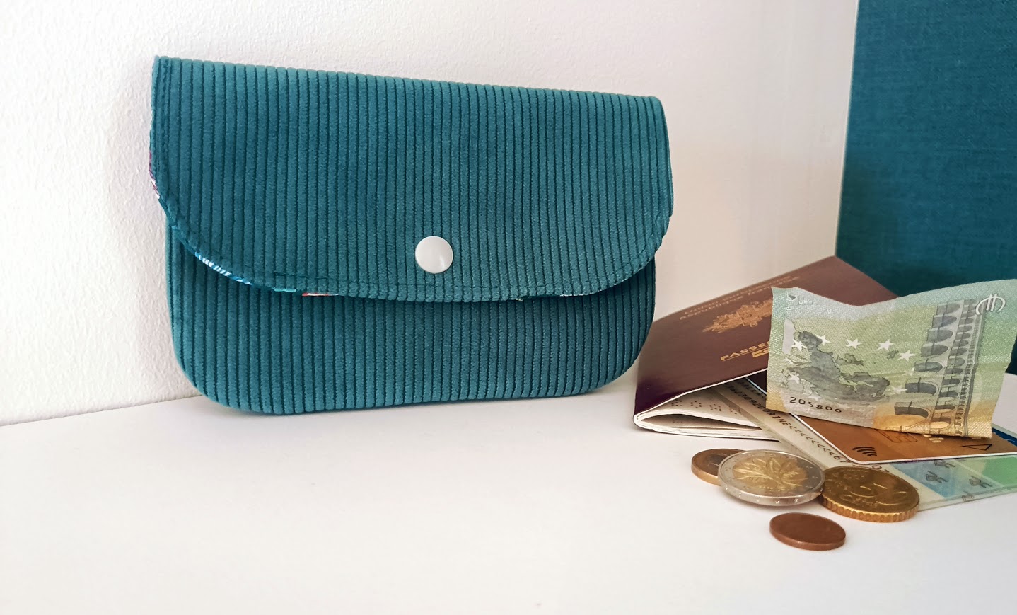 Porte monnaie à rabat, portefeuille, tissu coton feuille gingko biloba  , velours côtelé vert canard , cadeau pour elle.