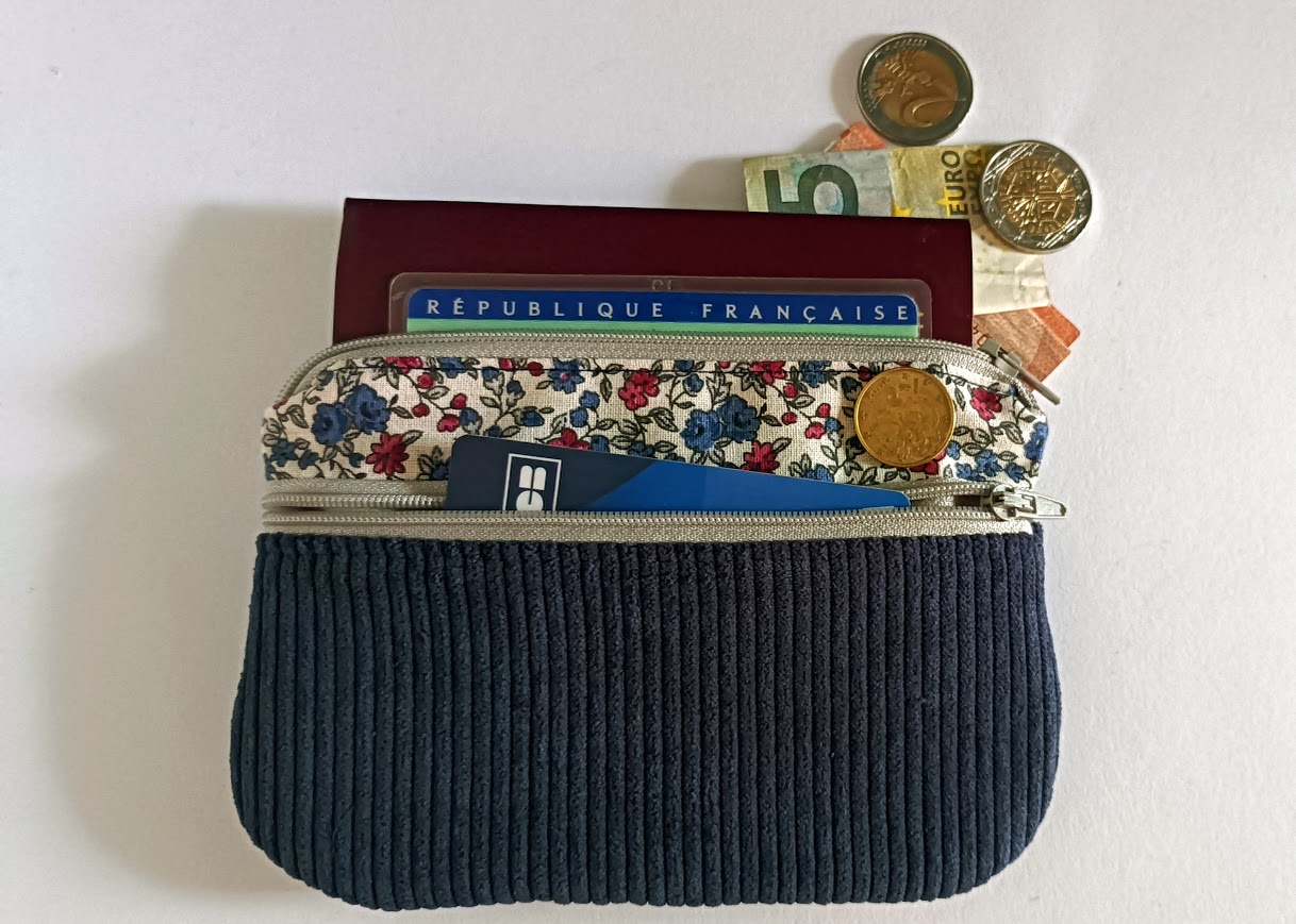 Porte monnaie /  porte cartes femme, grand modèle, tissu coton liberty et velours côtelé bleu, cadeau pour femme